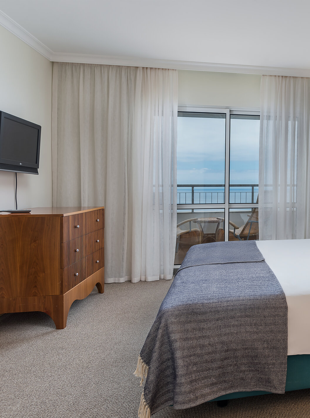 La Master Suite Vista Mar del Pestana Grand tiene una cama de matrimonio con televisor y balcón