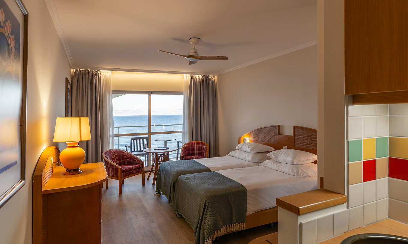 El Superior Sea View del Pestana Ocean Bay All Inclusive tiene una cama doble, mueble de TV, soporte para maletas y espejo