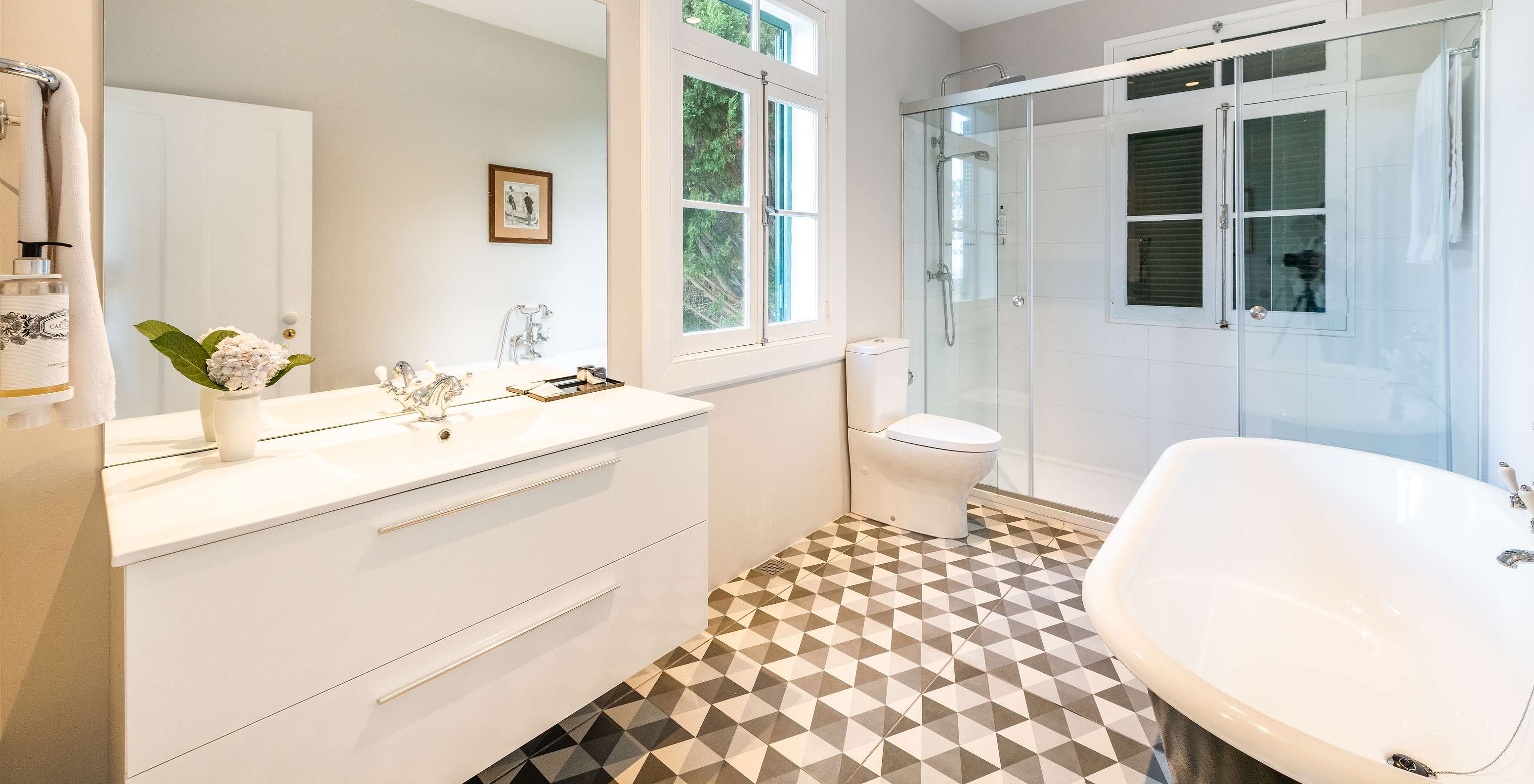 La Full Manor House del Pestana Quinta do Arco tiene baño con bañera y ducha, lavabo con espejo grande y ventana