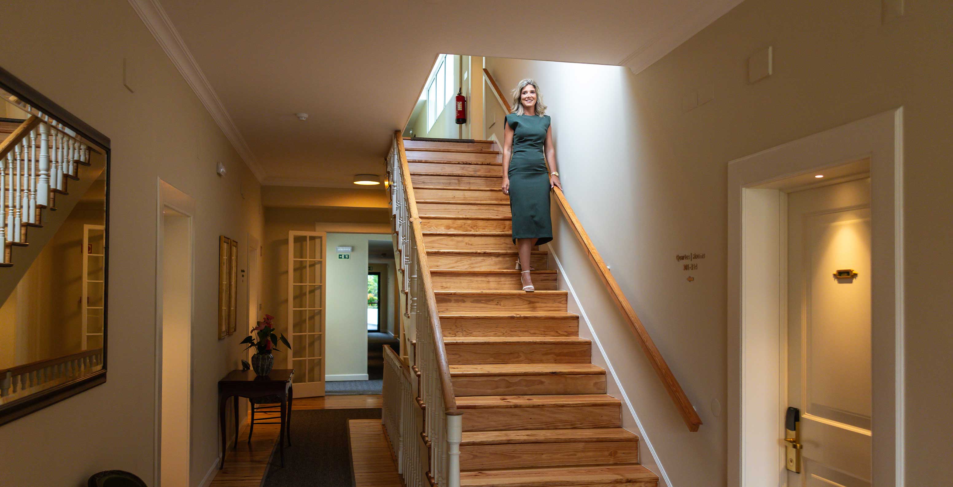 Zona de habitaciones del Pestana Quinta Perestrello con escaleras de acceso a la planta superior