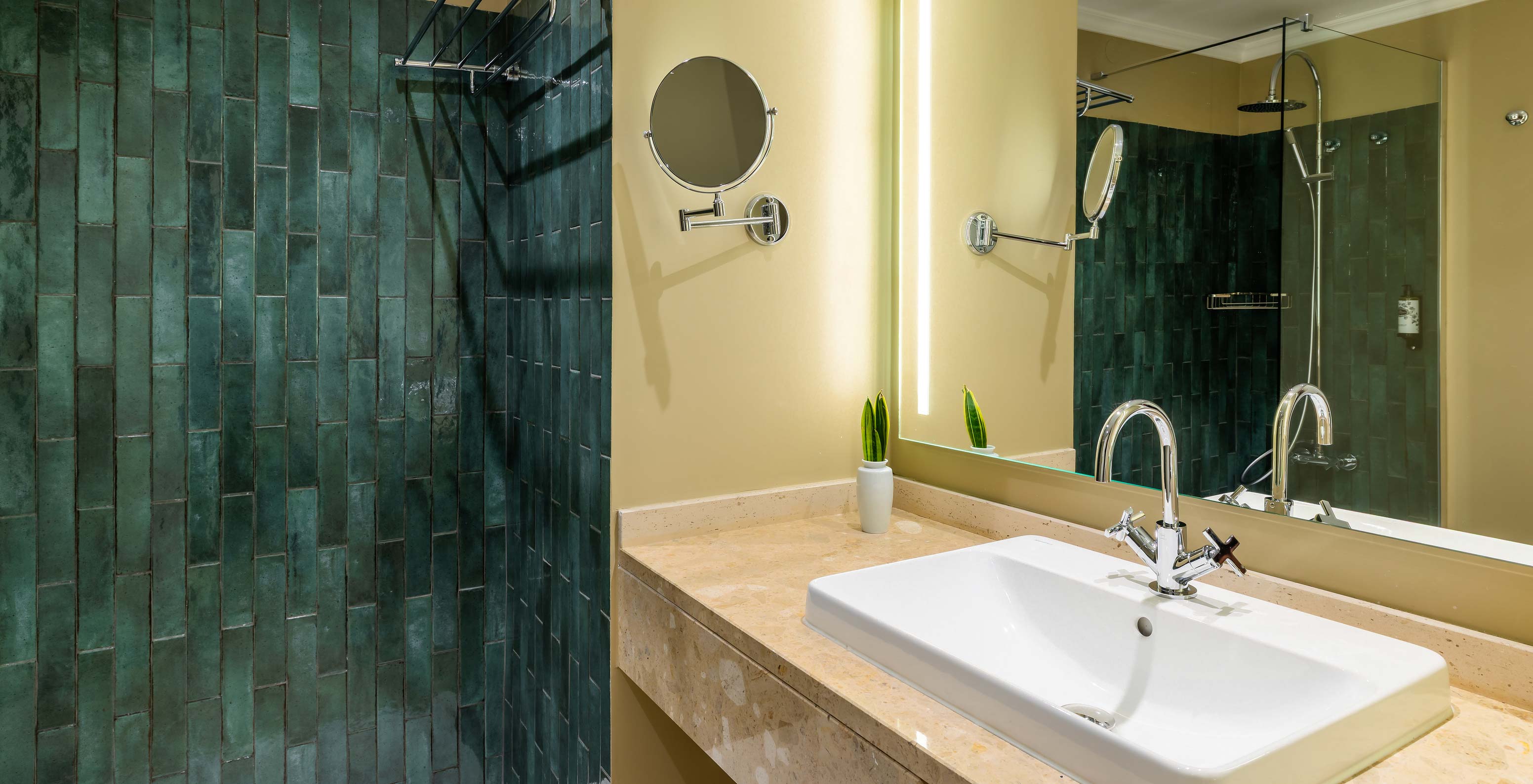 La Junior Suite Vista Mar Parcial del Pestana Quinta Perestrello tiene un baño con lavabo y azulejos.