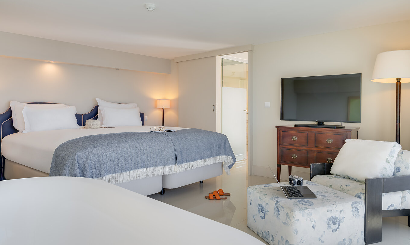 La Suite Duplex Vista Mar del Pestana Vila Lido Madeira tiene una cama de casal, una chaise longue y una televisión