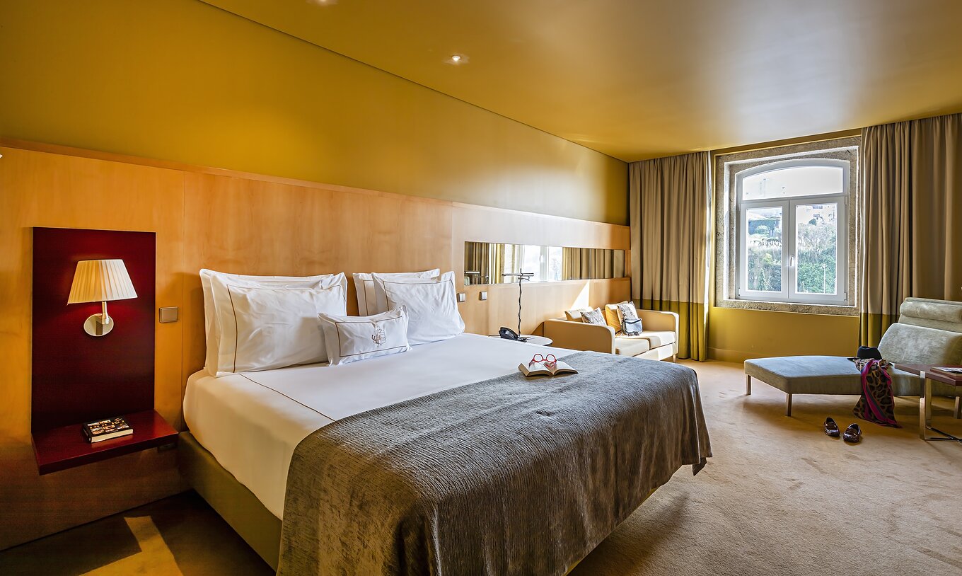 La habitación Superior del Pestana Palácio do Freixo tiene cama doble con colcha gris y ventana con vistas