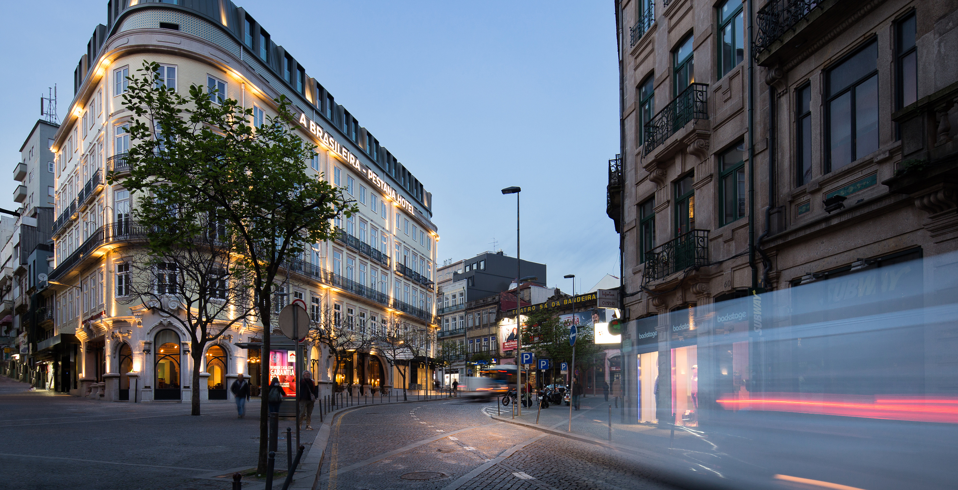Calle de acceso al Pestana Porto A Brasileira, un hotel en el centro de la ciudad en el norte del país