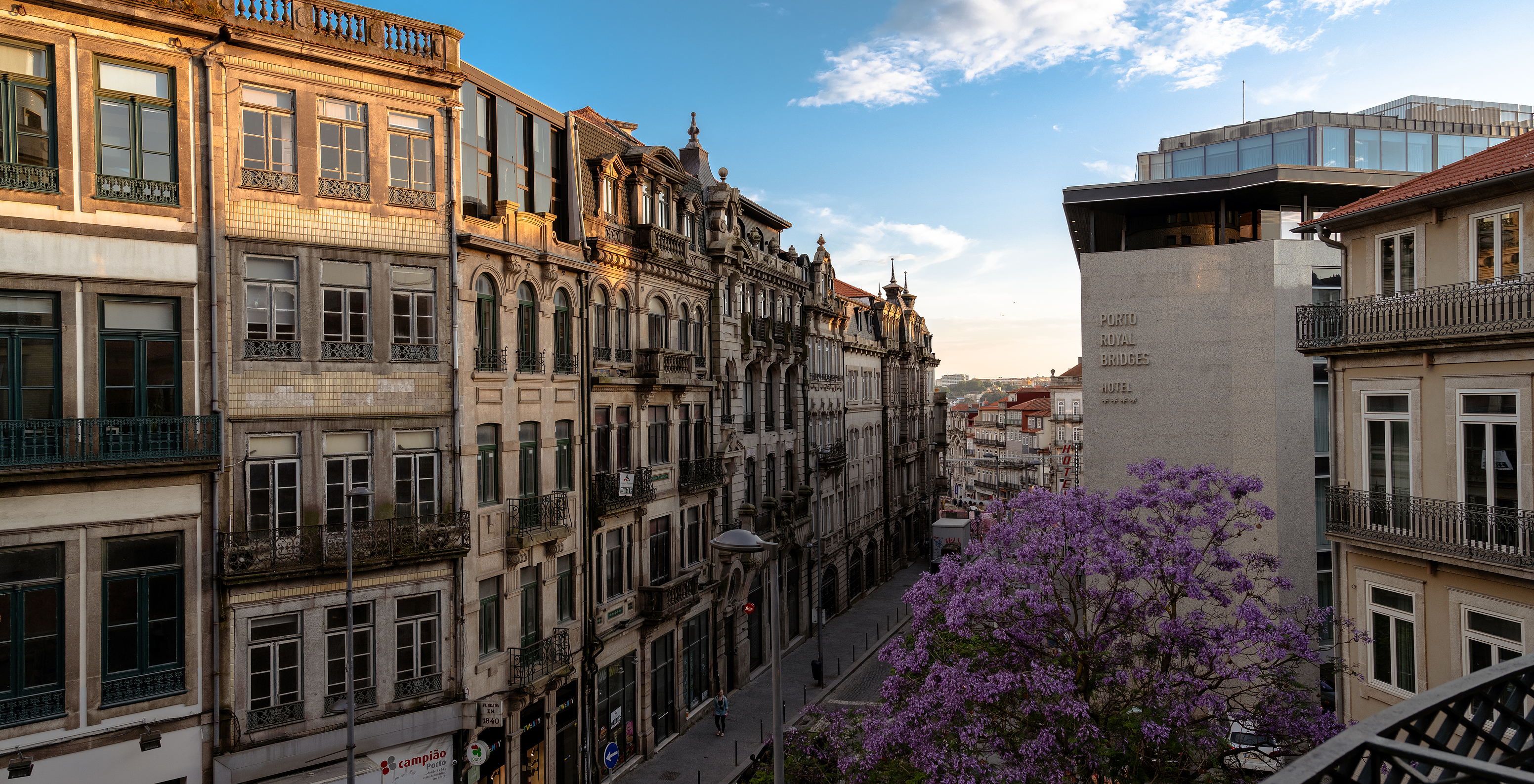 Vista sobre la ciudad de Oporto, desde el balcón del edificio del hotel de 5 estrellas, el Pestana Porto - A Brasileira
