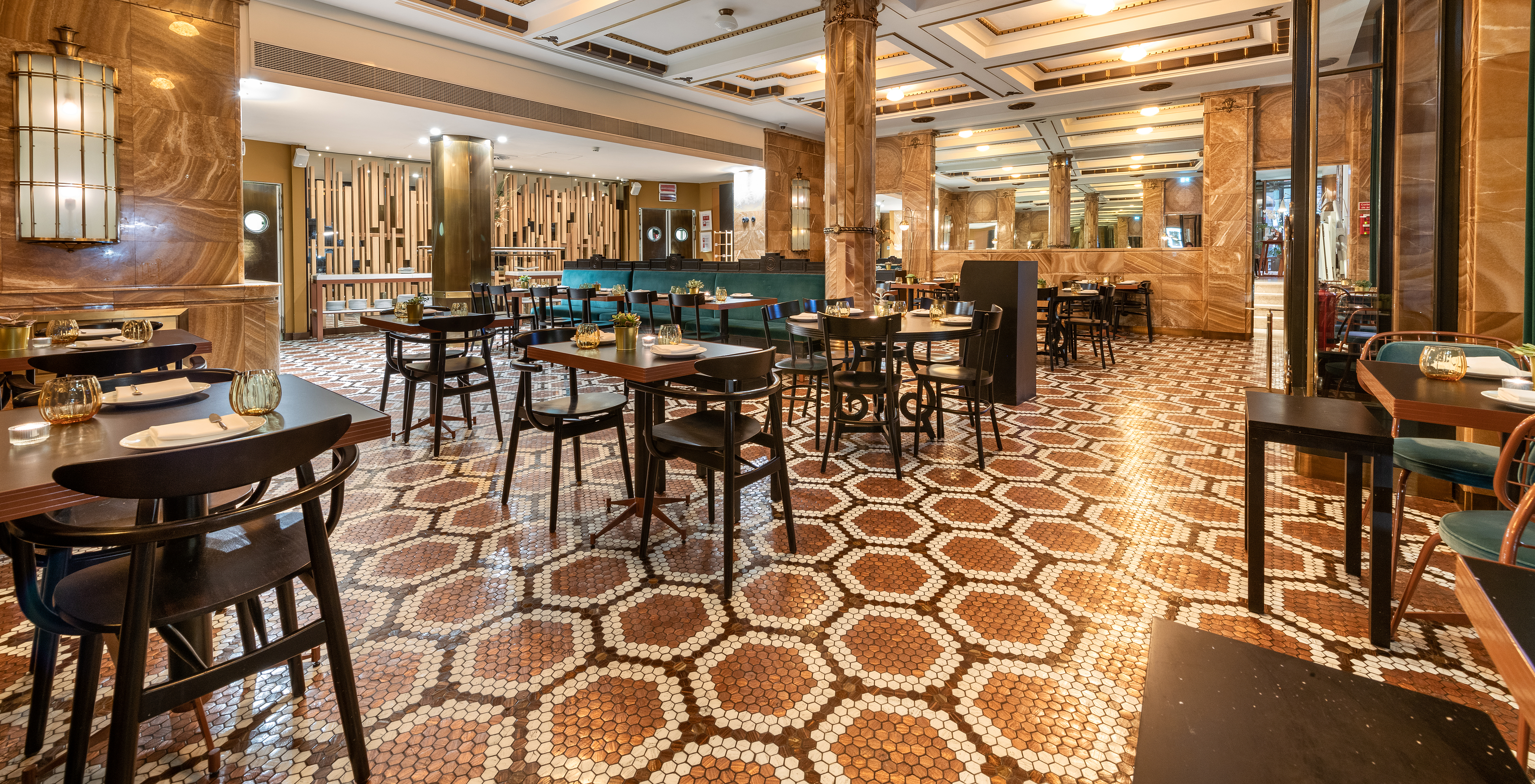 El restaurante A Brasileira, del Hotel 5 Estrellas en el Centro de Oporto, tiene decoración moderna y elegante