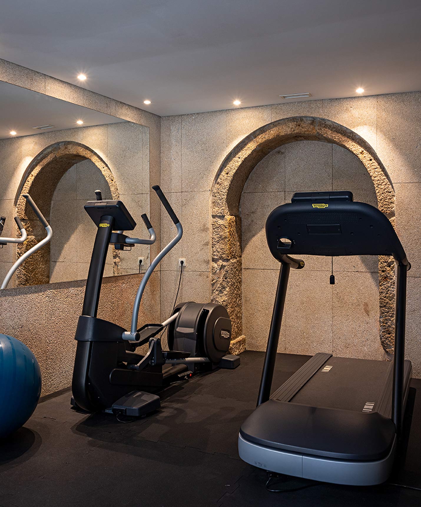 Dos máquinas de gimnasio en ambiente oscuro, del Pestana Vintage Porto, un hotel en la Ribeira, Porto