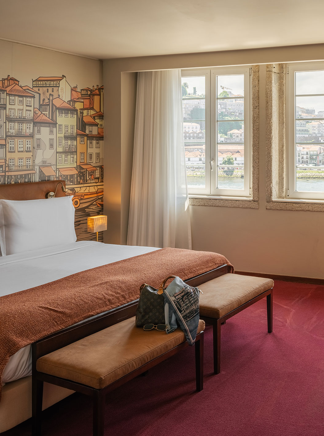Suite Gran Vista en Pestana Vintage Porto, con dormitorio amplio y ventanales luminosos frente al río Duero