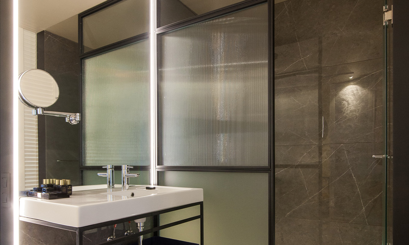 La habitación Superior del Pestana Plaza Mayor Madrid tiene un baño con ducha walk-in, un espejo de aumento y amenities