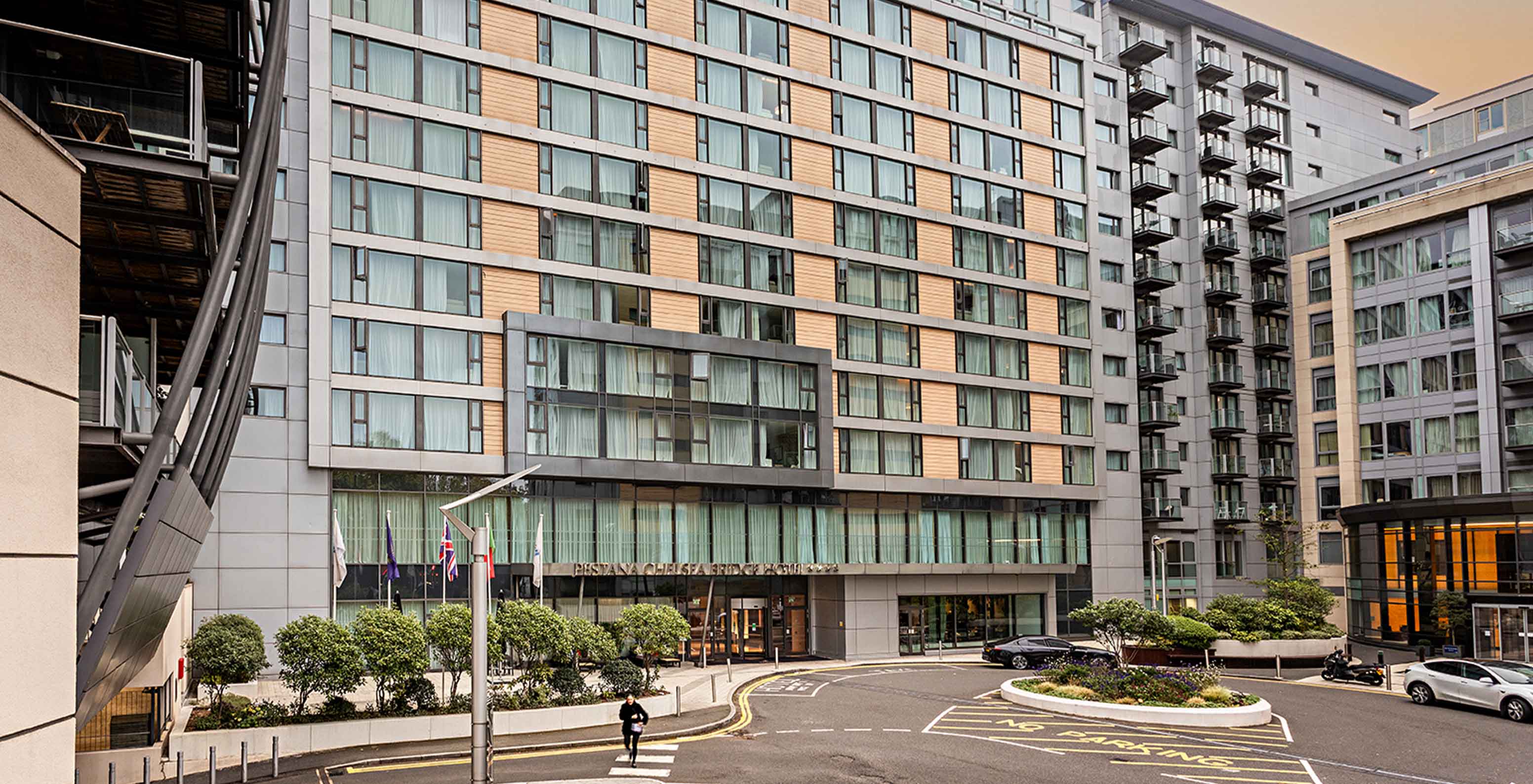 Fachada moderna do hotel Pestana Chelsea Bridge em Londres, com janelas amplas e entrada principal visível