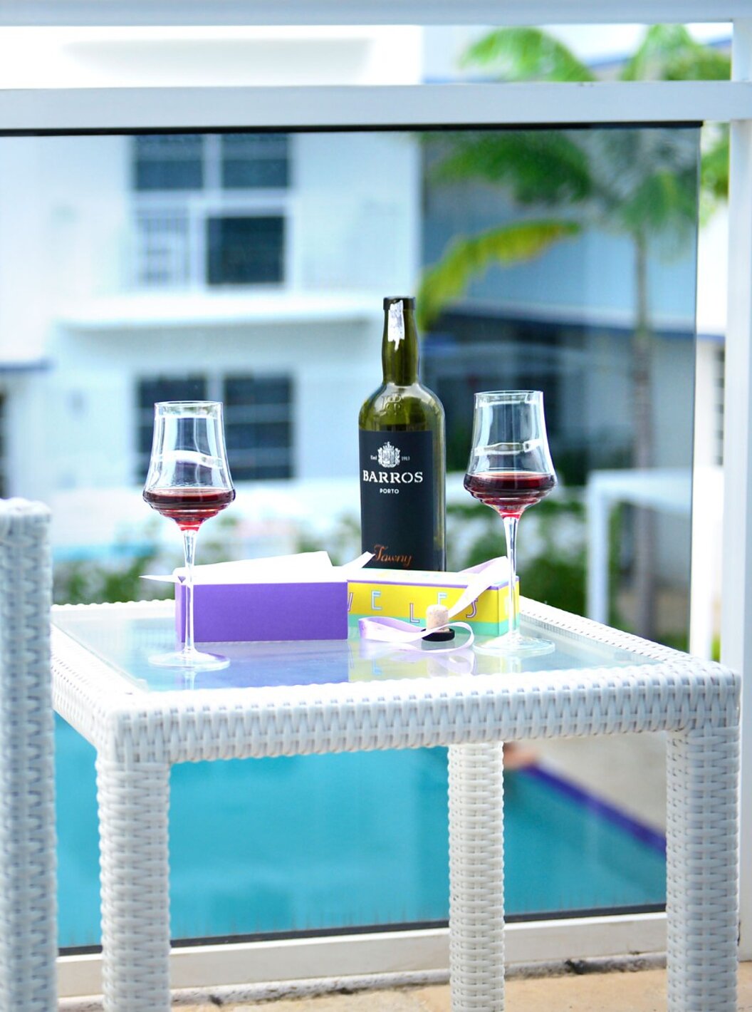 El Superior Doble con Balcón del Pestana Miami tiene vista a la piscina y palmeras.