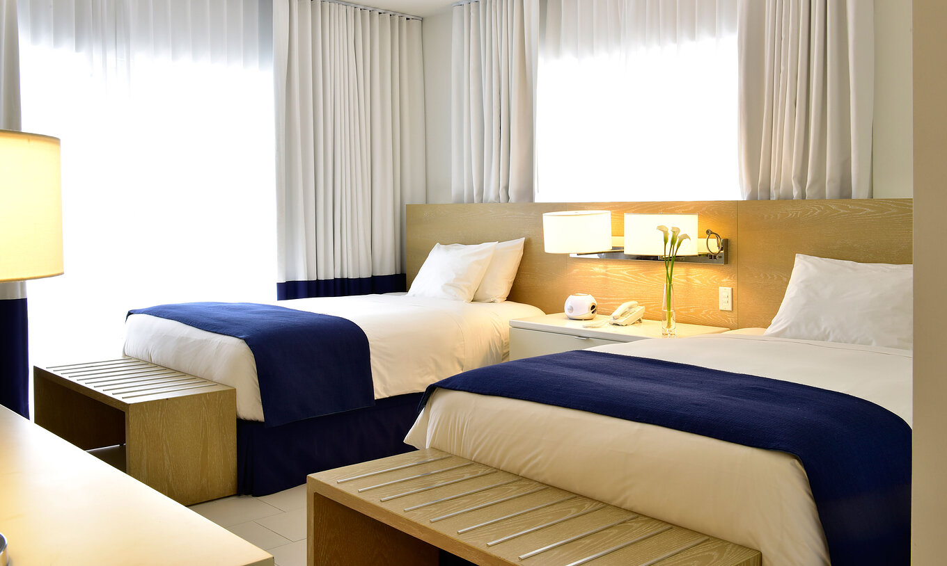 El Superior Doble con Camas Queen del Pestana Miami es una habitación moderna con camas twin y diseño minimalista