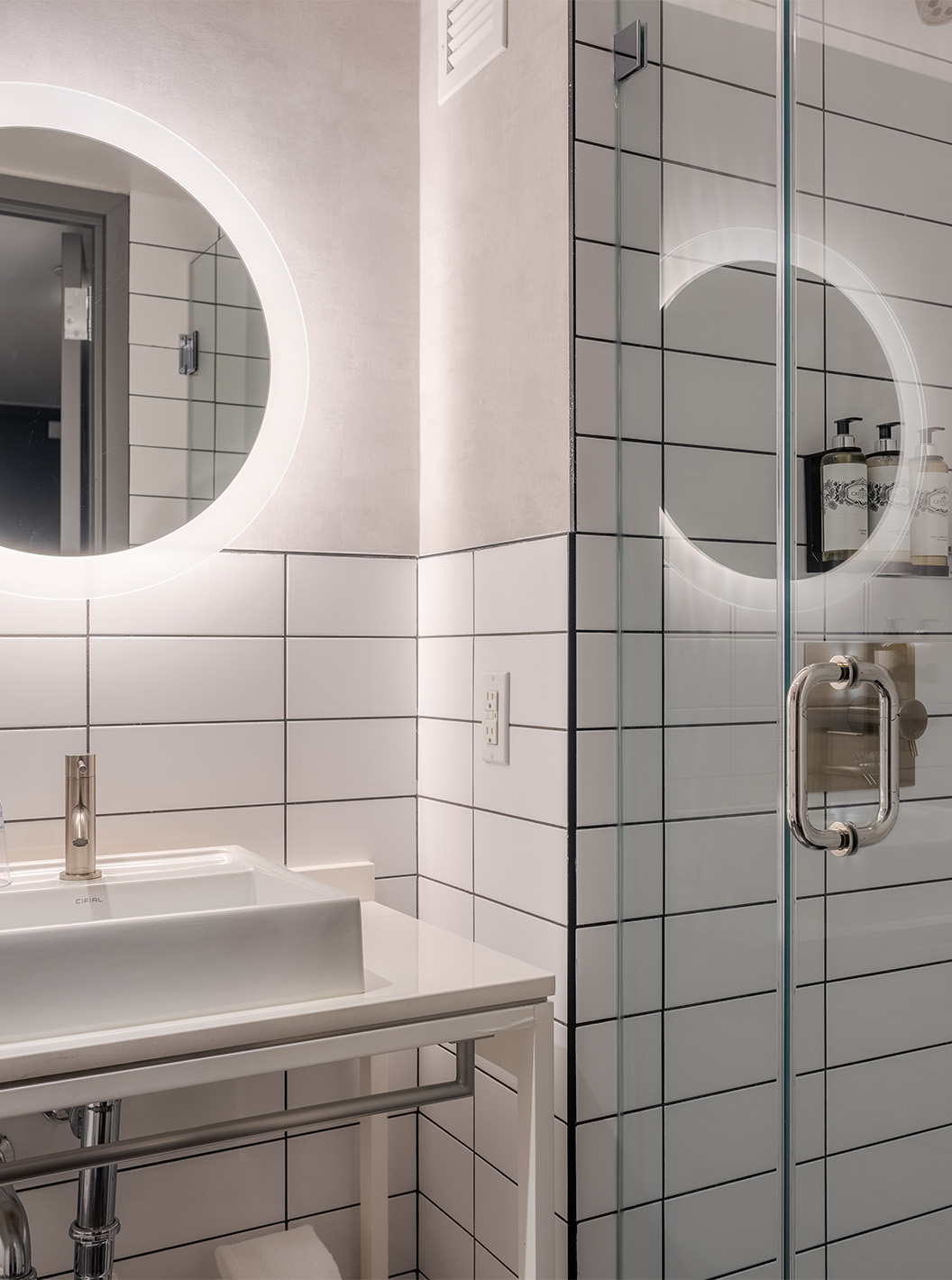El Comfort Double del Pestana CR7 Times Square tiene un baño con ducha, lavabo y un espejo