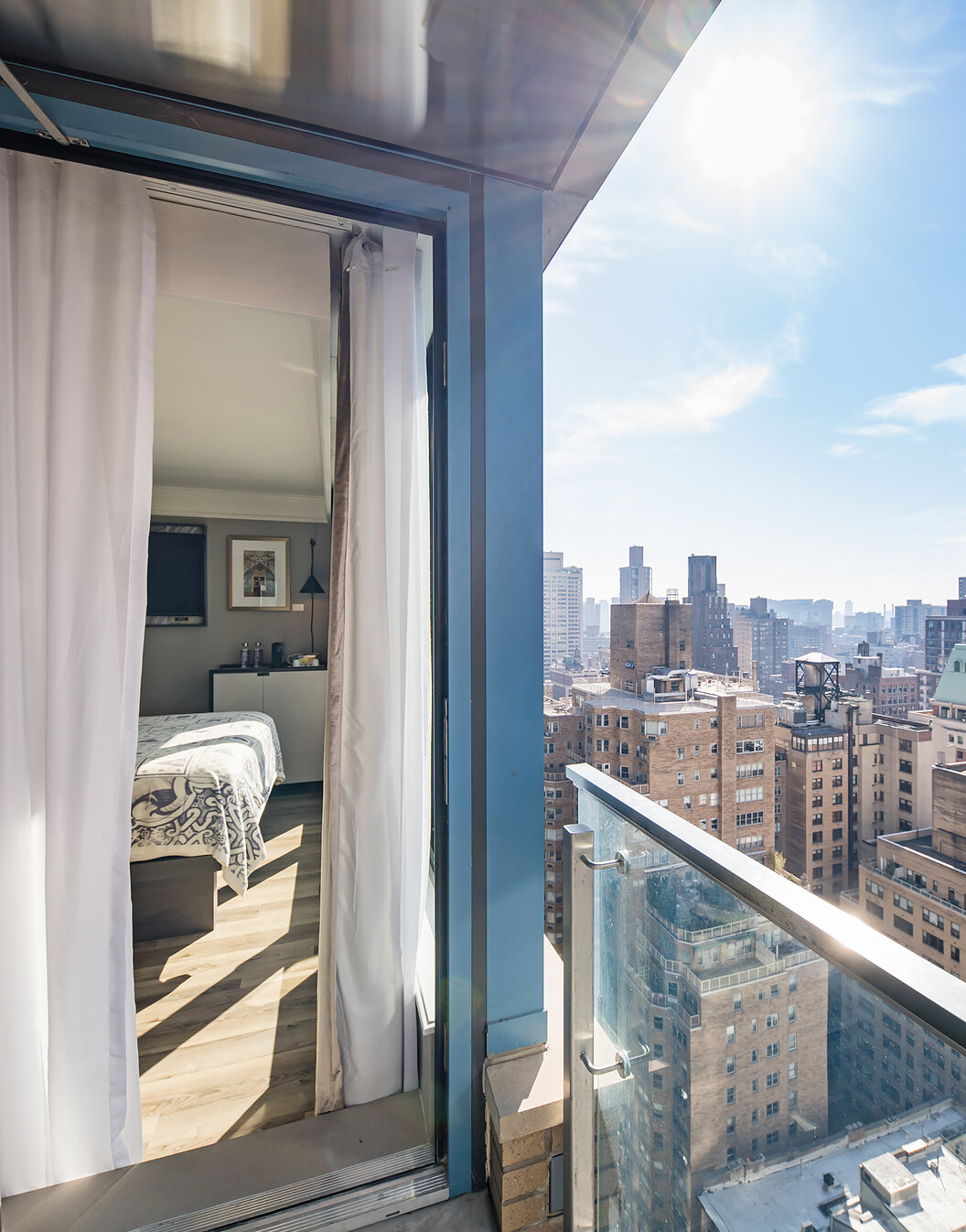 Vista del balcón de la habitación de Pestana Park Avenue hacia la ciudad de Manhattan, en Nueva York, en un día claro
