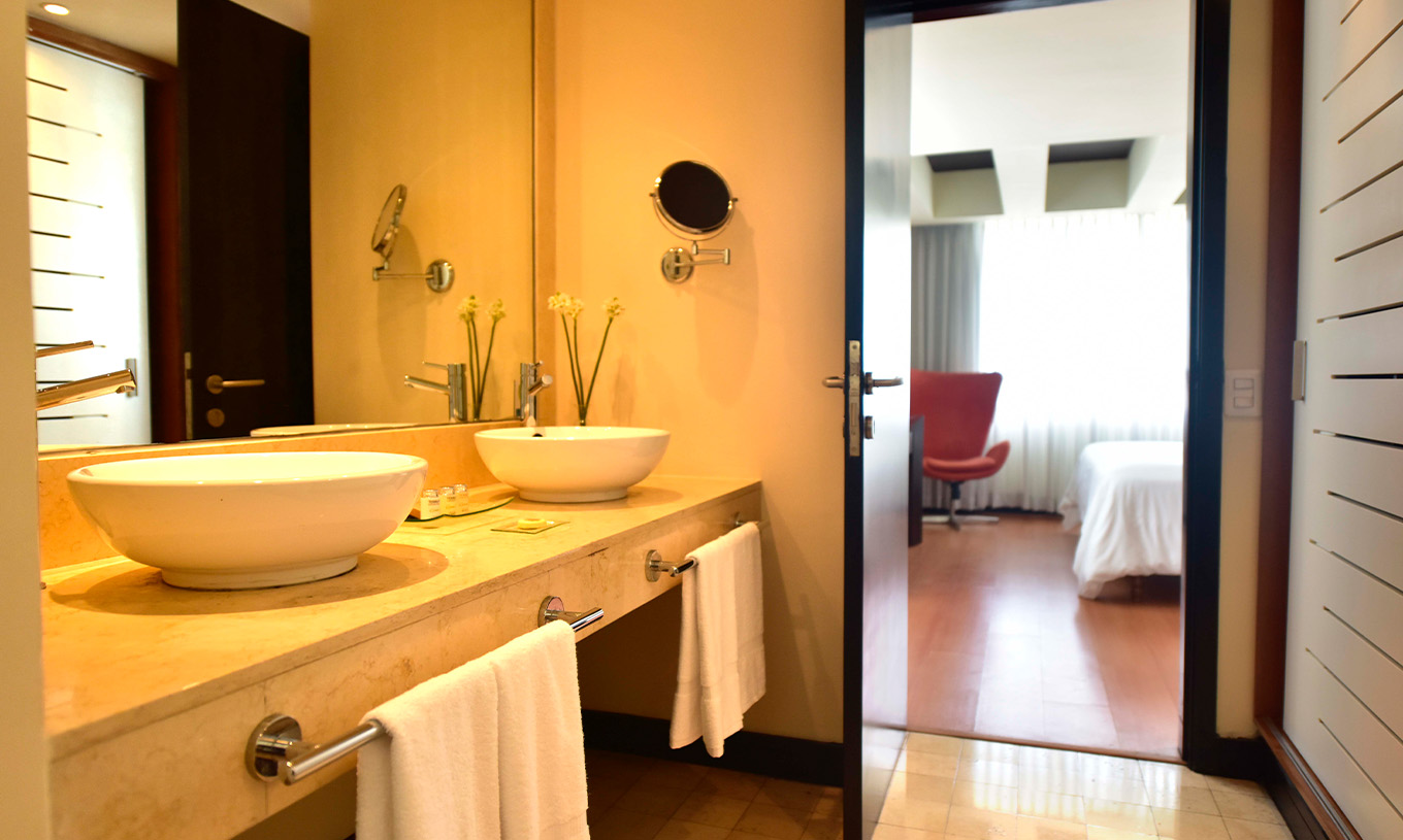La Suite Presidencial del Pestana Caracas tiene baño con dos lavabos, espejo y espejo de aumento