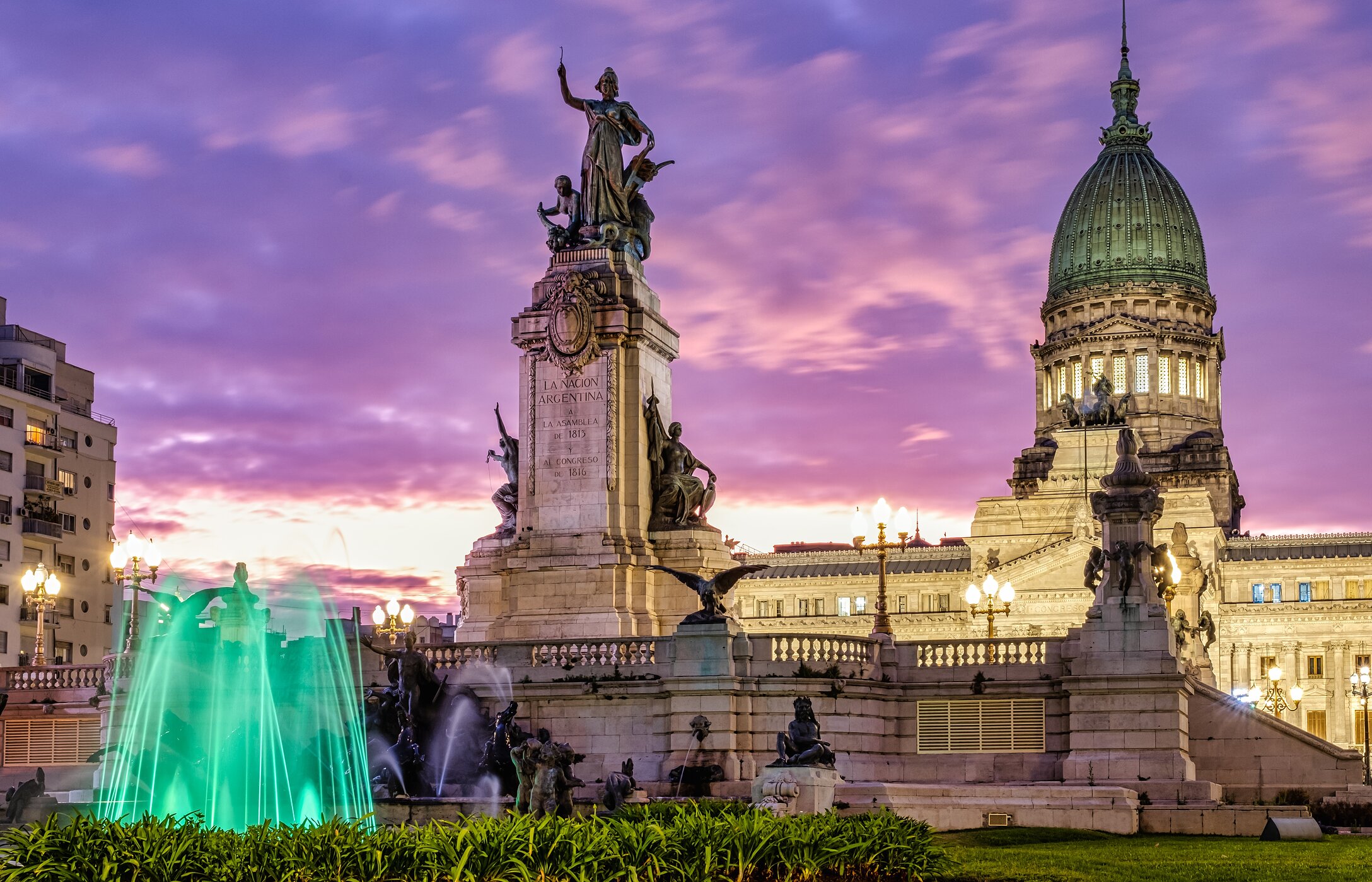 La imponente estatua de la República, en Buenos Aires, con el Congreso Nacional Argentino al fondo.