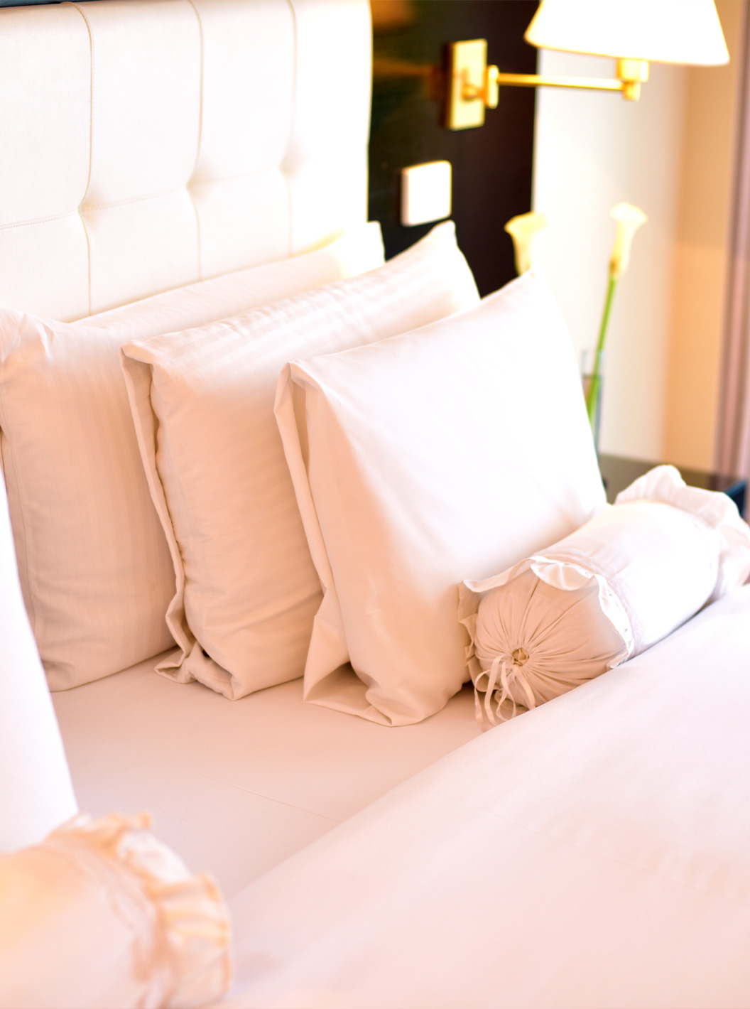 La habitación Queen Superior del Pestana Buenos Aires cuenta con una cama de matrimonio con varios tipos de almohadas