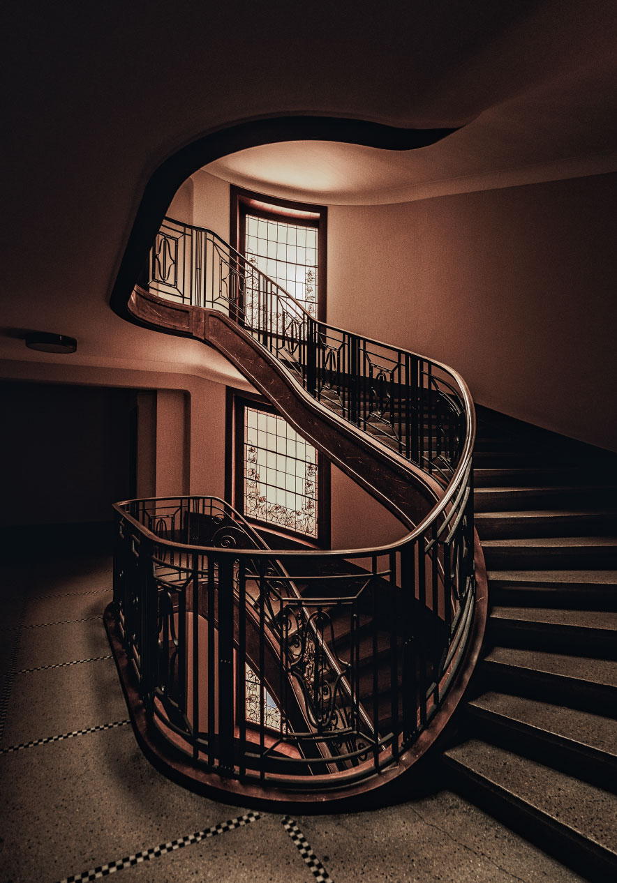 Escalera art déco del Museo Magritte cerca de Pestana Brussels Schuman, Hotel em Bruxelas, na Bélgica