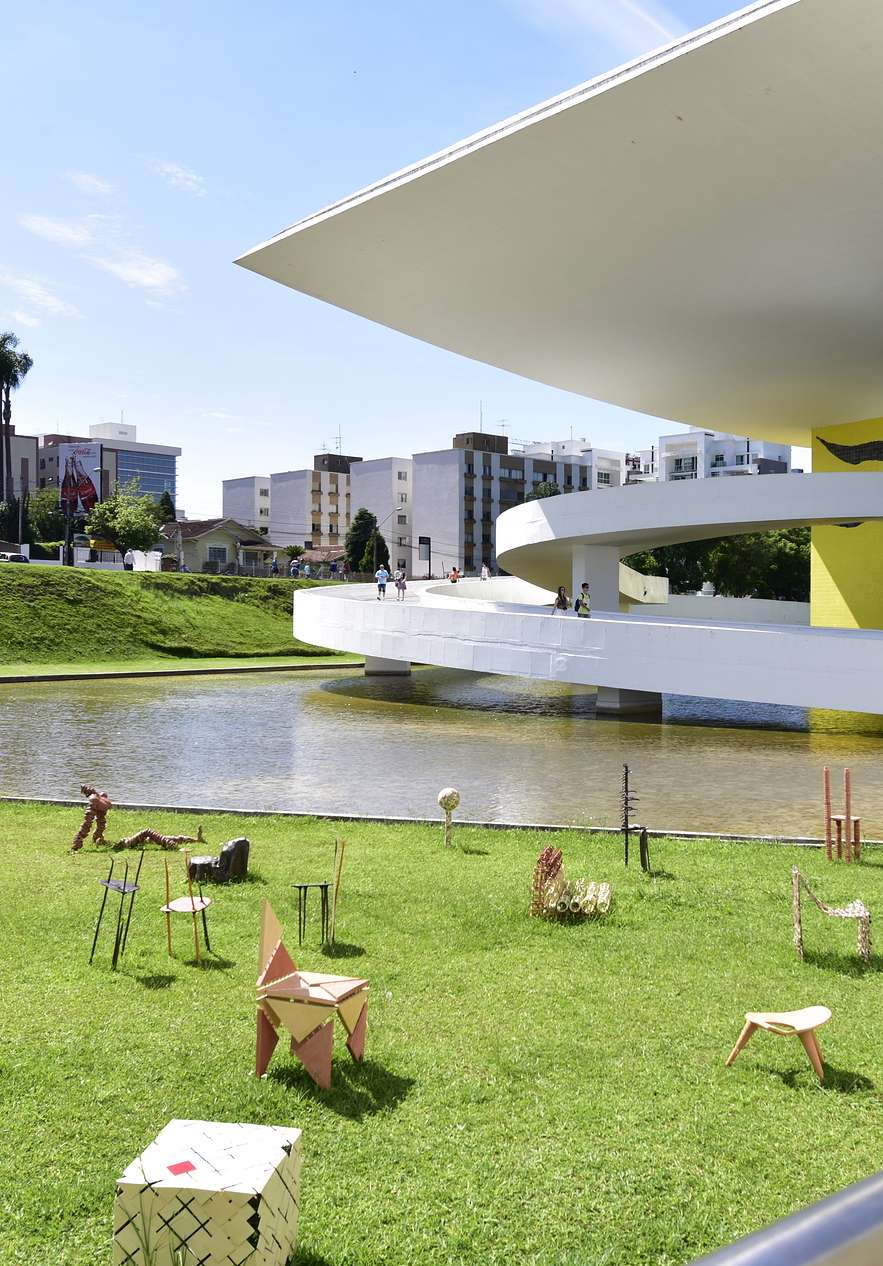 Museo Niemeyer cerca del Pestana Curitiba, Hotel em Curitiba, no Brasil con rampas curvas y lago exterior