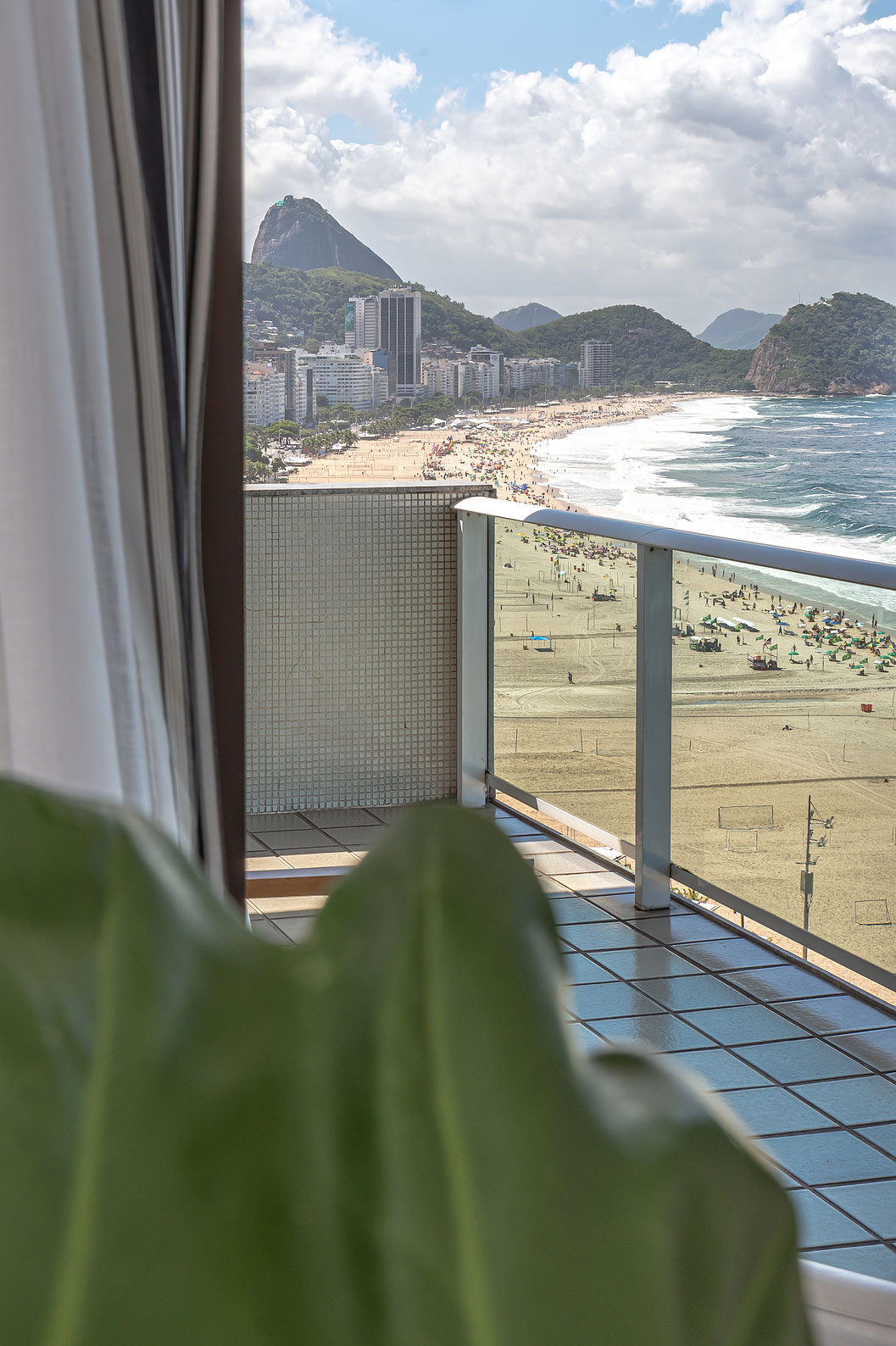 La Suite Oceánica del Pestana Rio Atlântica tiene balcón amplio con vista al mar.