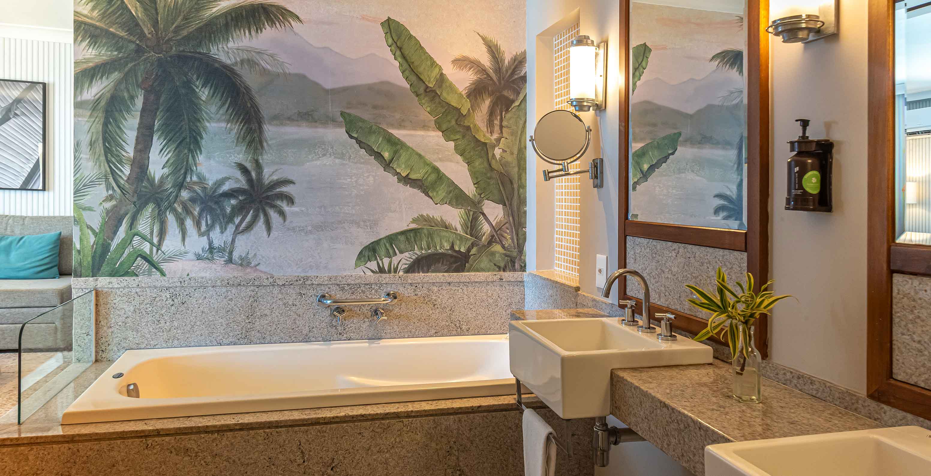 La Suite Oceánica del Pestana Rio Atlântica tiene baño con bañera, dos lavabos y espejo.