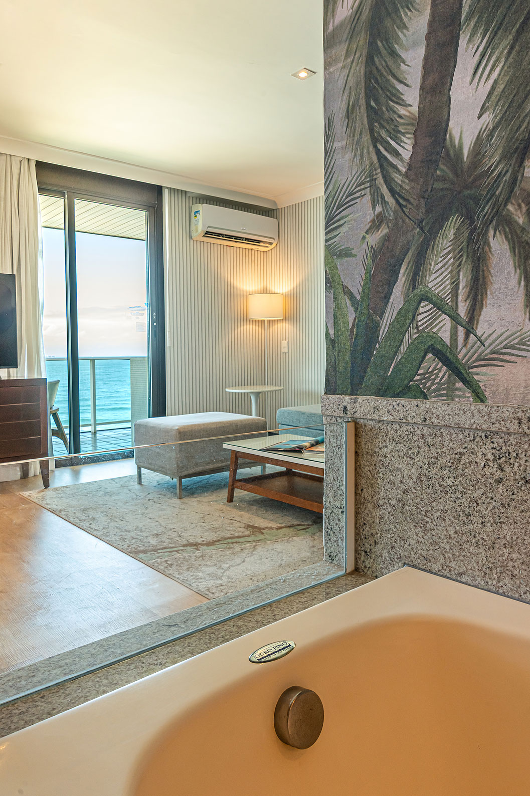 La Suite Oceánica del Pestana Rio Atlântica tiene sala, sofá, TV y vista al mar.