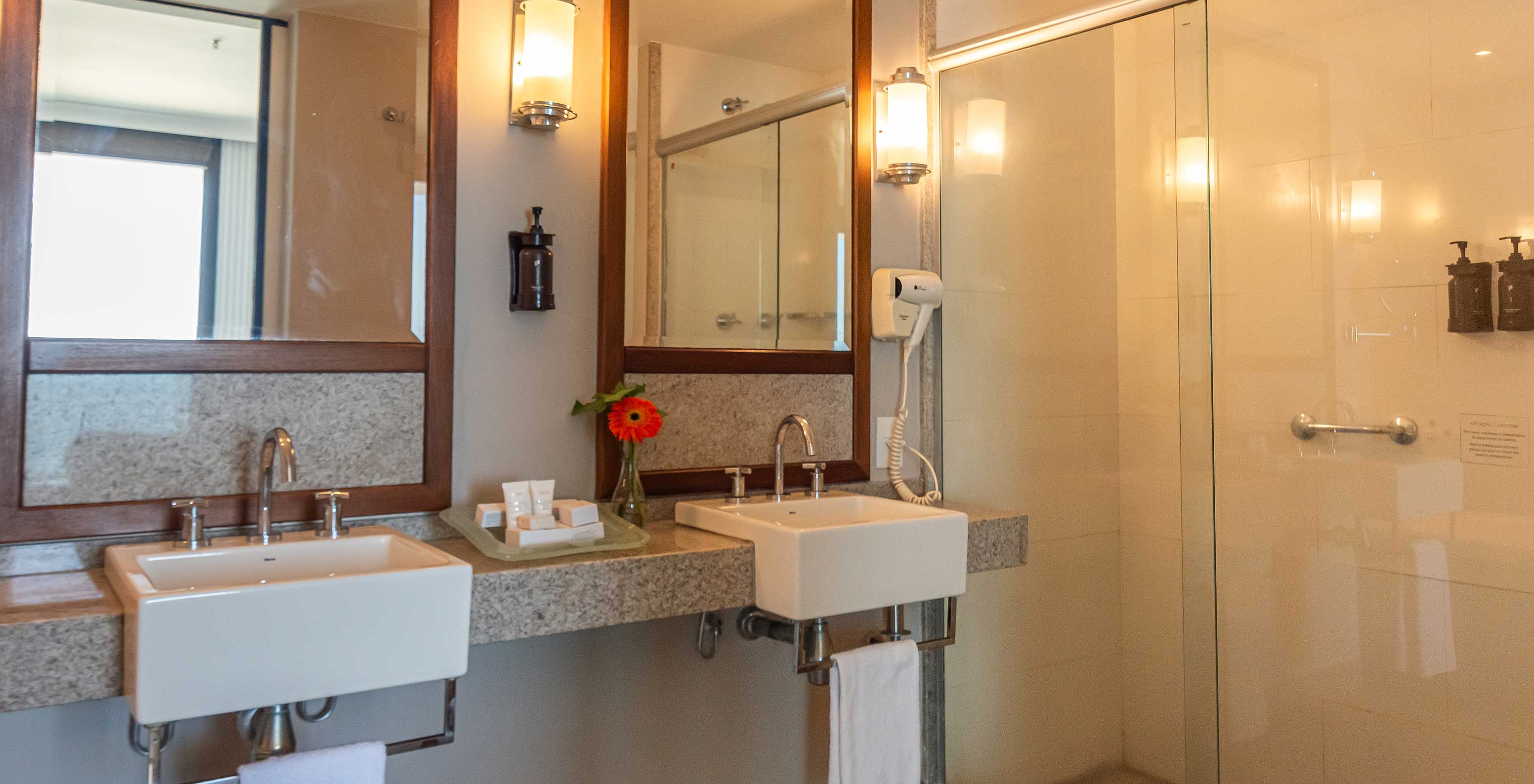 La Suite Oceánica del Pestana Rio Atlântica tiene baño con dos lavabos y ducha amplia.