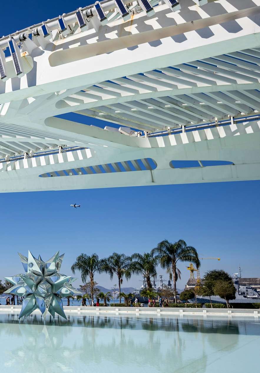 Museo del Mañana cerca de Pestana Rio Atlântica, Hotel Junto à Praia de Copacabana, con esculturas y palmeras