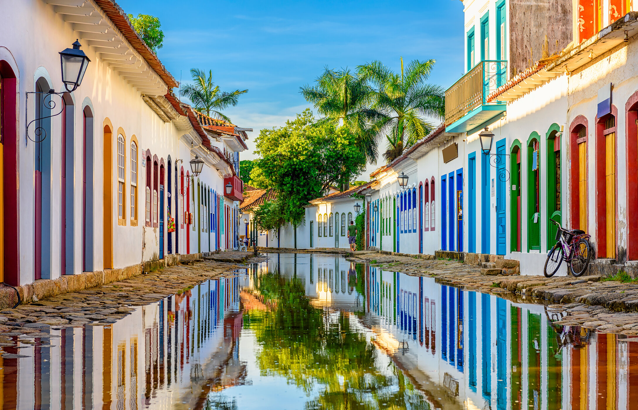 Vista de la calle de Paraty, con sus casas coloridas, calles de piedra que reflejan la cultura de la región.