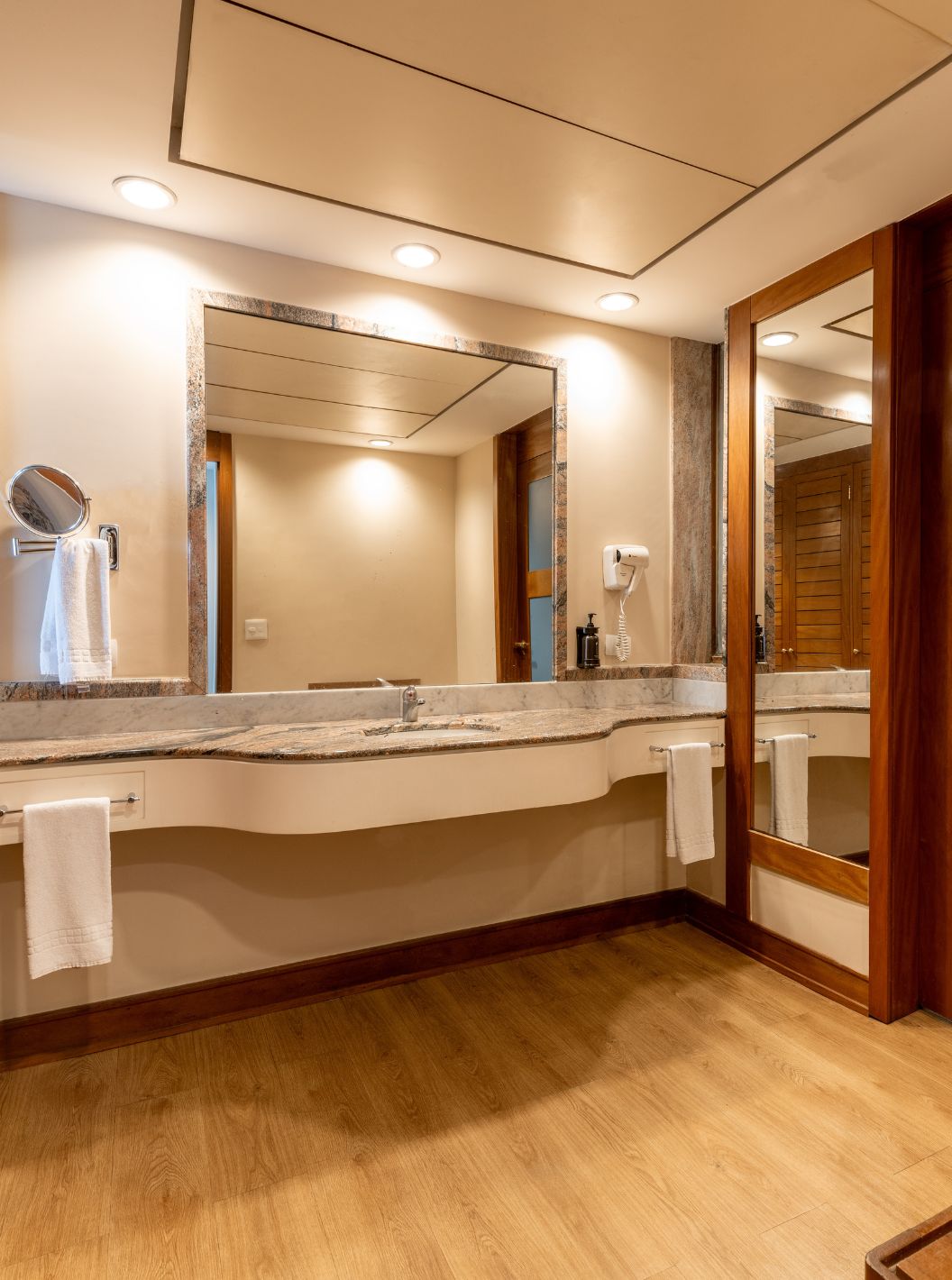 La Habitación Familiar del Pestana São Paulo tiene un baño con un lavabo grande con espejo, un secador de pelo y toallas