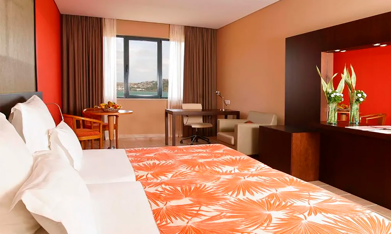 La Suite Premium del Pestana Tropico cuenta con dos camas individuales, escritorio con silla, una mesa y vista al mar