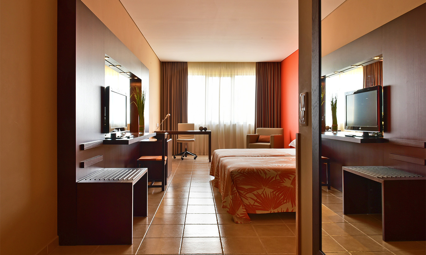 La Suite del Pestana Tropico cuenta con dos camas individuales, escritorio, televisión y un sillón