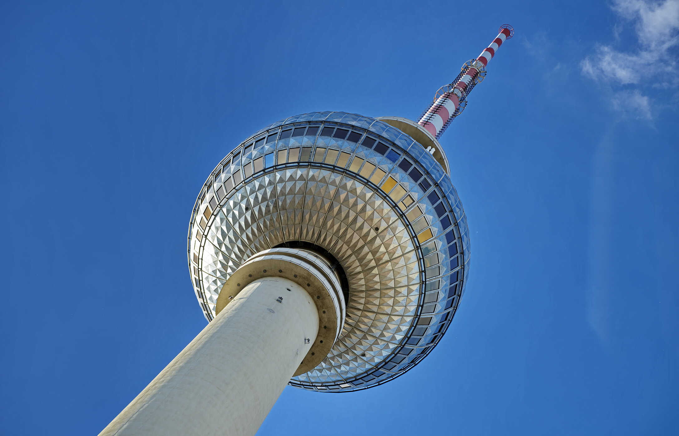 Paisaje urbano de la Torre de Televisión situada en Alexanderplatz, Berlín, un símbolo de la capital alemana