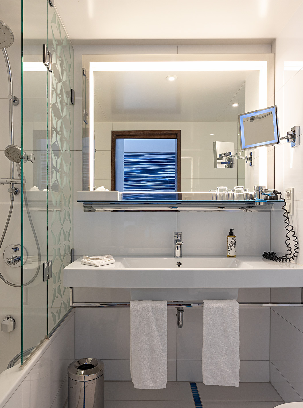 El Cuarto Premium con Balcón del Pestana Berlin Tiergarten tiene baño con ducha, un lavabo y un espejo