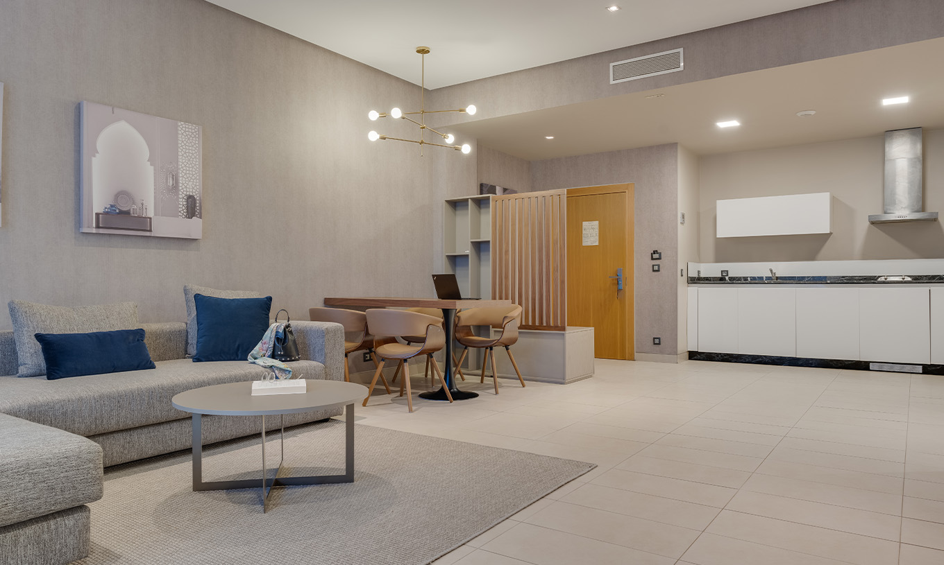 Suite Familiar Premium con Vistas Laterales al Océano en Pestana Casablanca, con sala moderna y cocina abierta