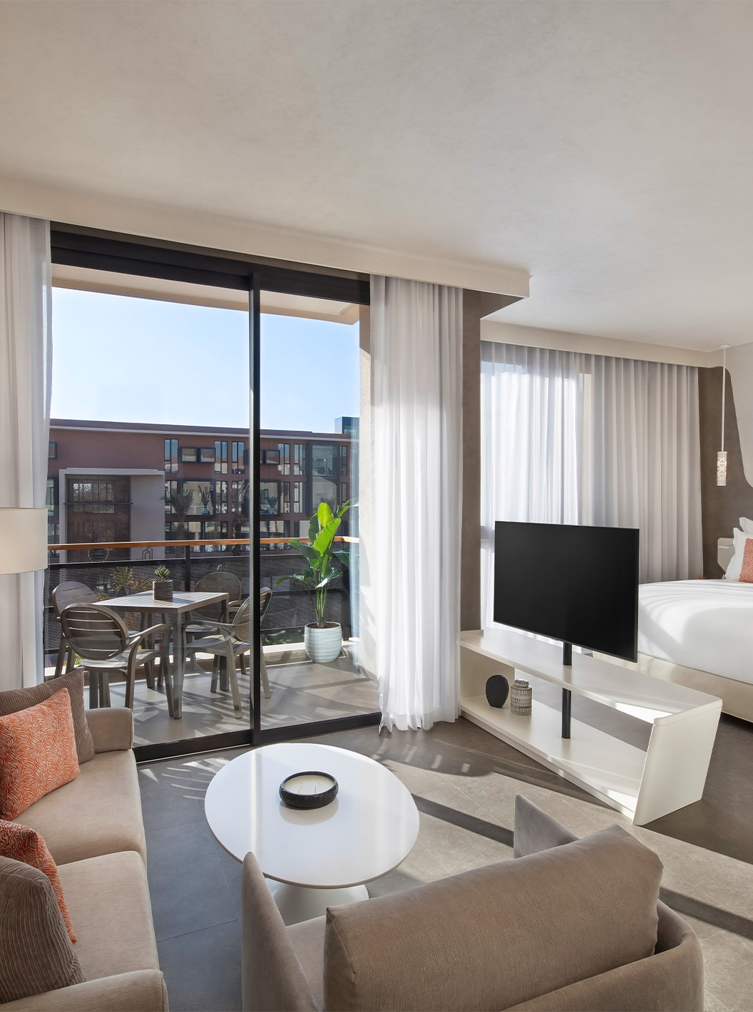 CR7 Junior Suite Avenida en Pestana CR7 Marrakech con sala luminosa, cama y balcón con mesa exterior