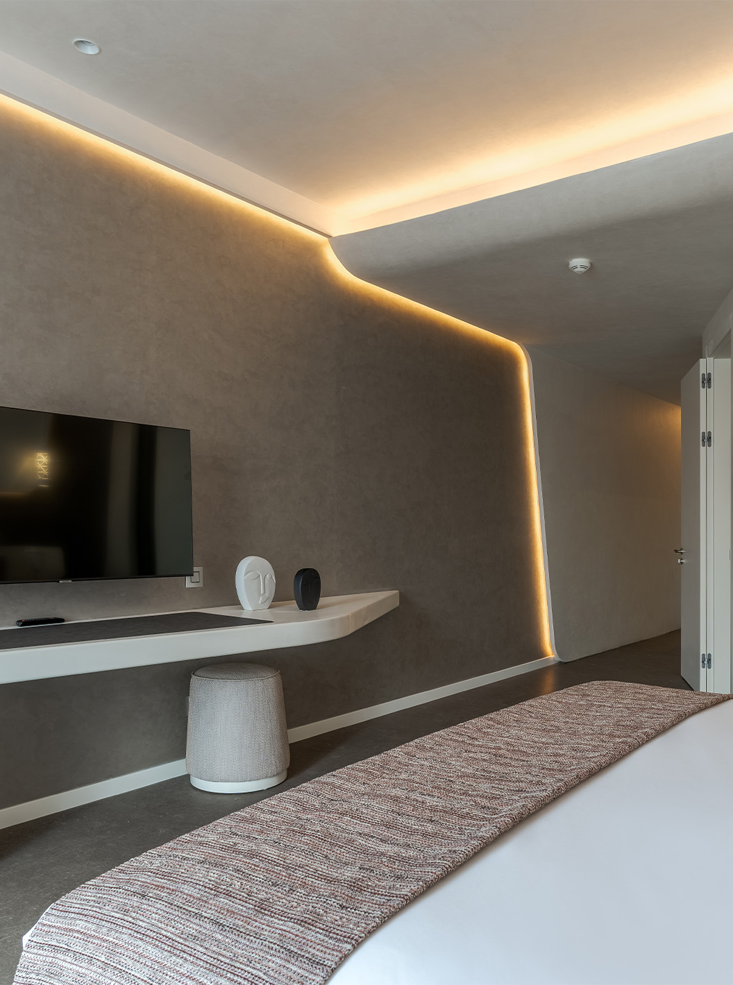 El Cuarto CR7 del Pestana CR7 Marrakech tiene televisión, un escritorio moderno y luces que iluminan los rincones de la pared