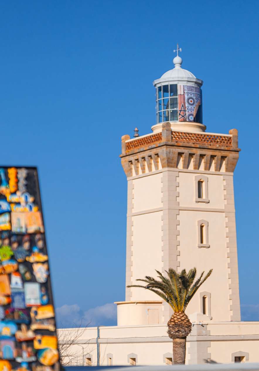 Faro de Cap Spartel cerca de Pestana Tanger City Center, Hotel em Tânger Perto da Praia bajo cielo azul