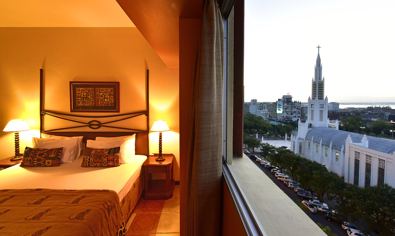 La Suite Executiva del Pestana Rovuma tiene una ventana con vista a la ciudad de Maputo, incluyendo la Catedral