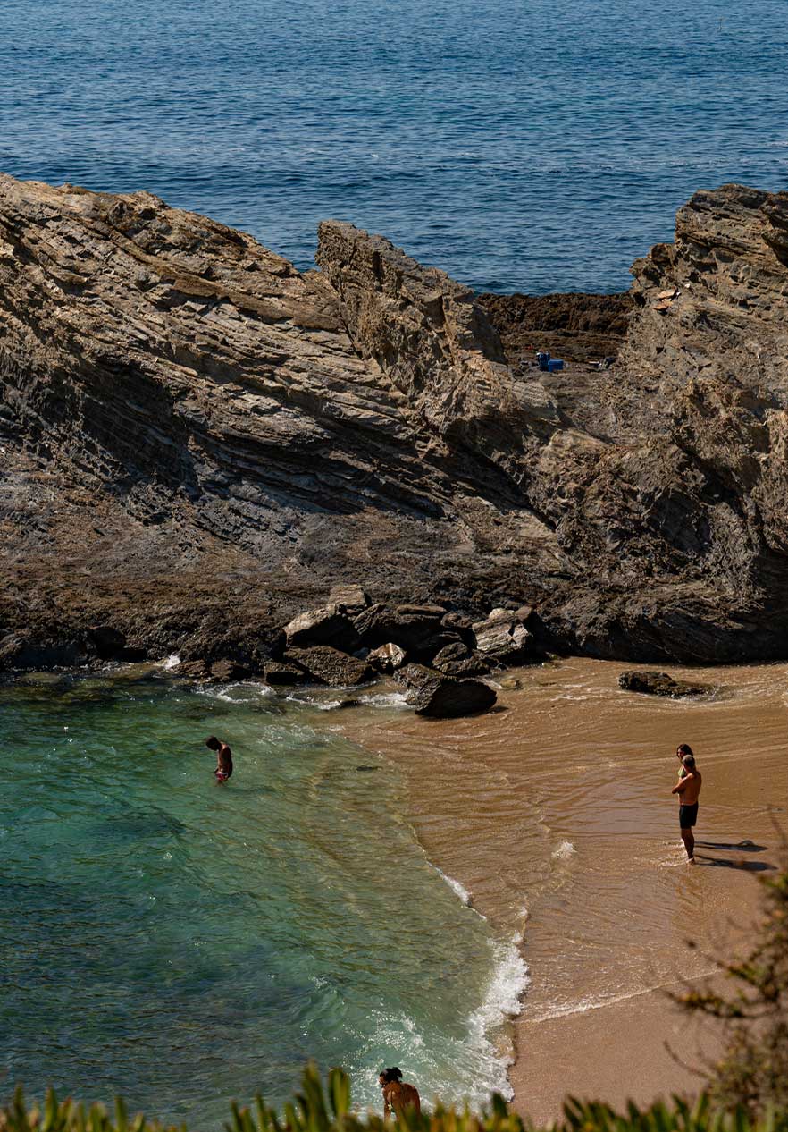 Playa de Ilha do Pessegueiro cerca de Pestana Porto Covo Village, Hotel no Alentejo, entre rocas y mar