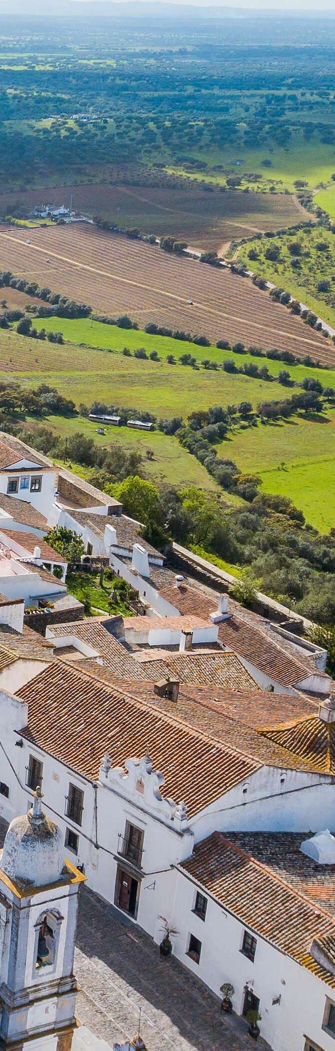Vista aérea del pueblo histórico de Monsaraz, en el Alentejo, destacando el castillo en la cima de la colina