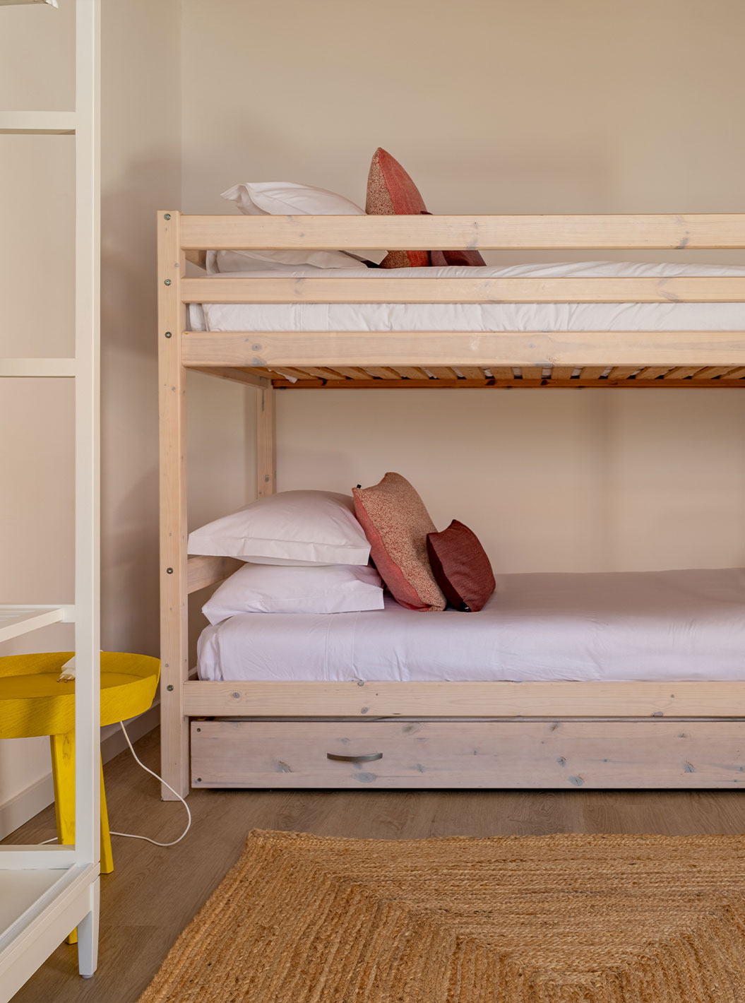 La Standard Green Villa de Pestana Comporta Village Residences tiene una litera de madera con dos camas y un oso de peluche