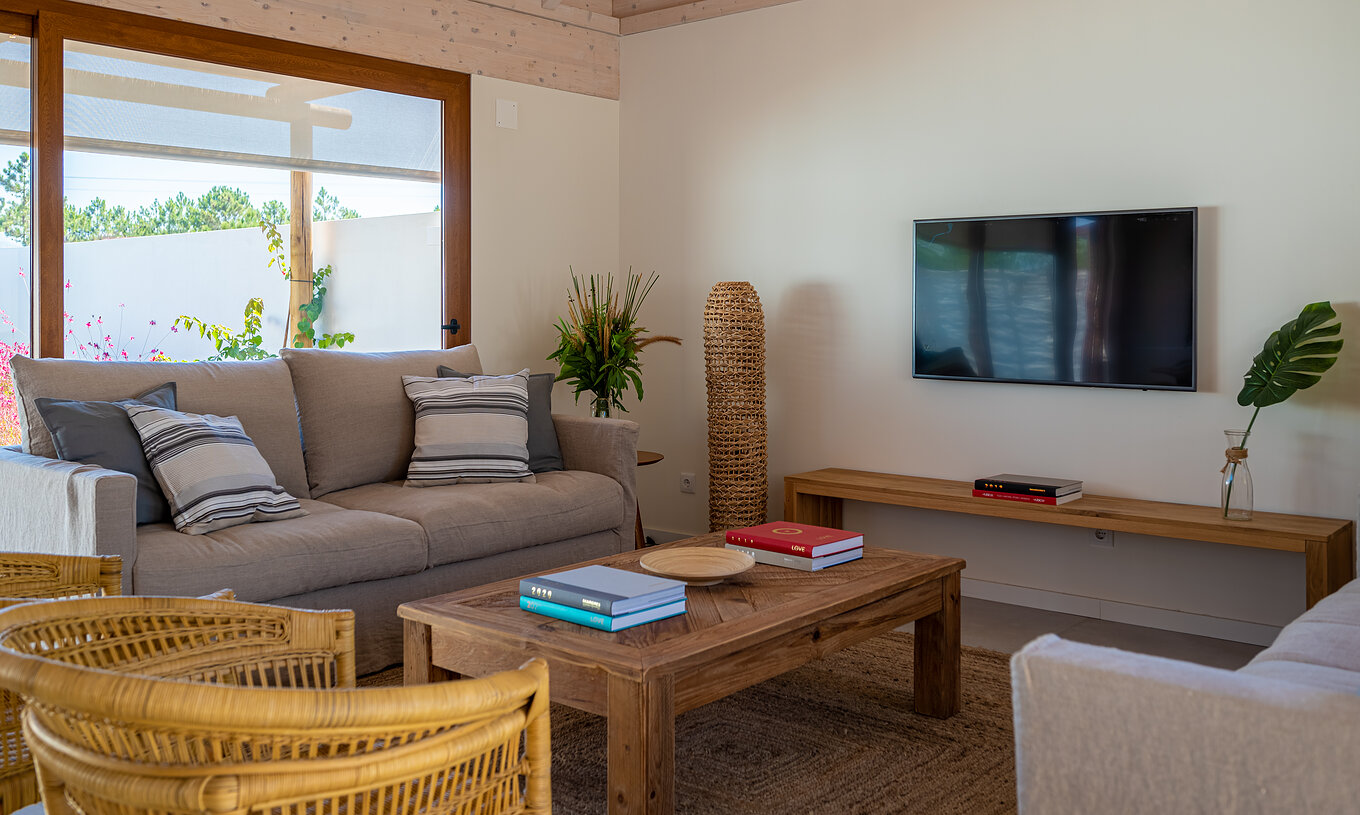 La Standard Green Villa de Pestana Comporta Village Residences tiene una sala de estar con sofá y TV en la pared