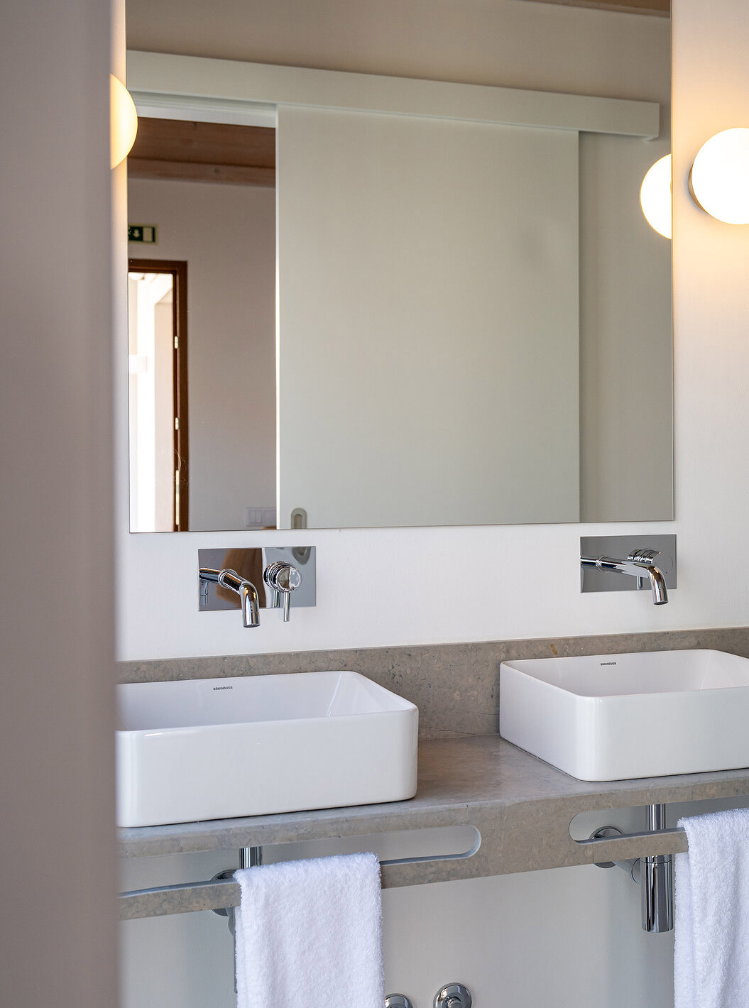 La Superior Green Villa de Pestana Comporta Village Residences tiene un baño con dos lavabos y un espejo