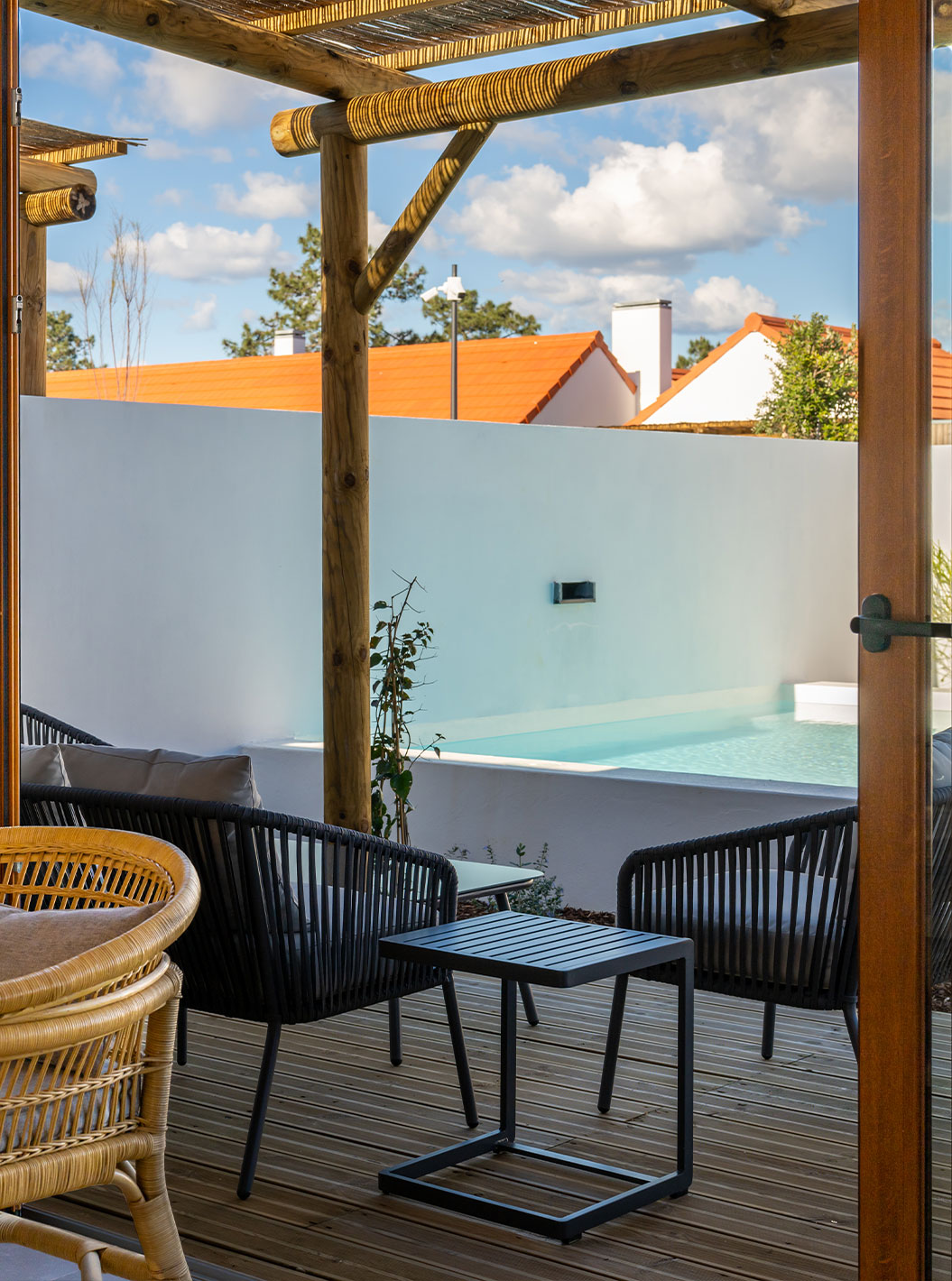 La Superior Villa de Pestana Comporta Village Residences tiene una terraza con piscina, sillas y mesa al aire libre