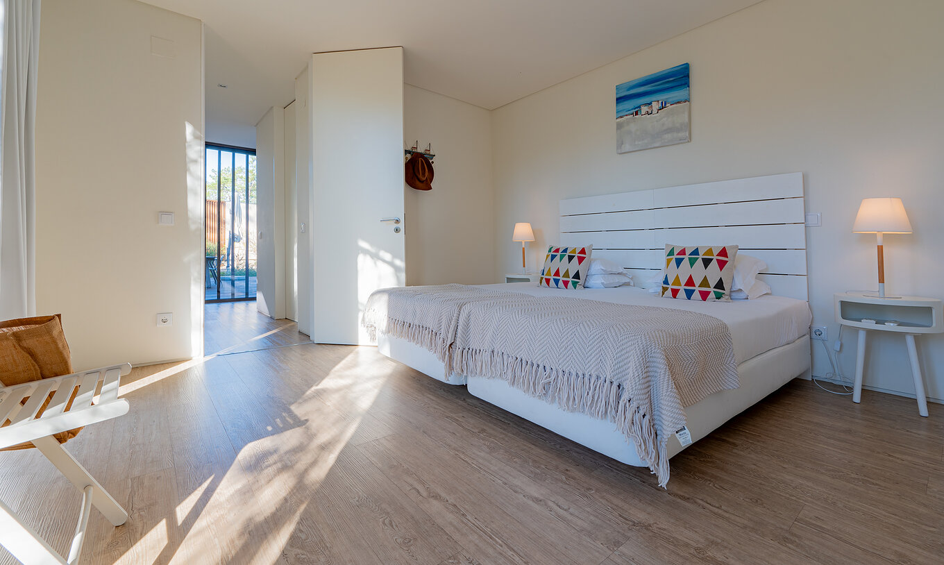 Las Deluxe 4 Bedroom Villas con Piscina Privada del Pestana Tróia Eco Resort tienen una cama y acceso a la terraza