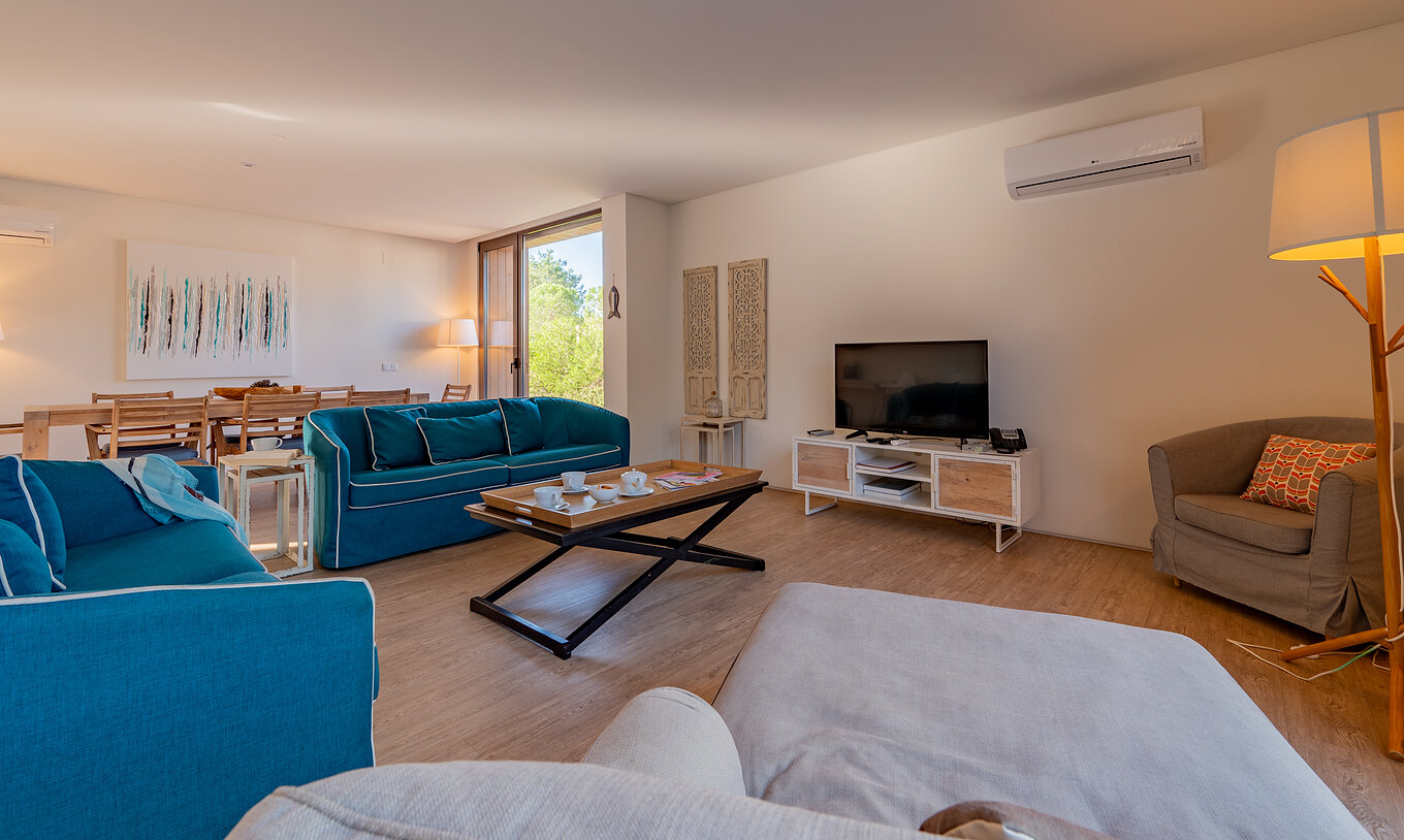 Las Deluxe 4 Bedroom Villas con Piscina Privada del Pestana Tróia Eco Resort tienen una sala con sofás y una mesa de apoyo