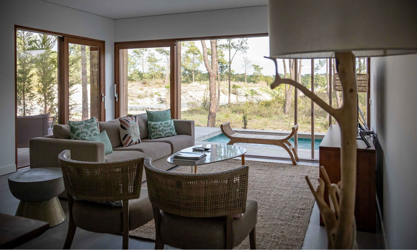 El Apartamento Eco Village Planta Baja Vistas del Pestana Tróia Eco Resort tiene una sala con sofá y vista a la piscina