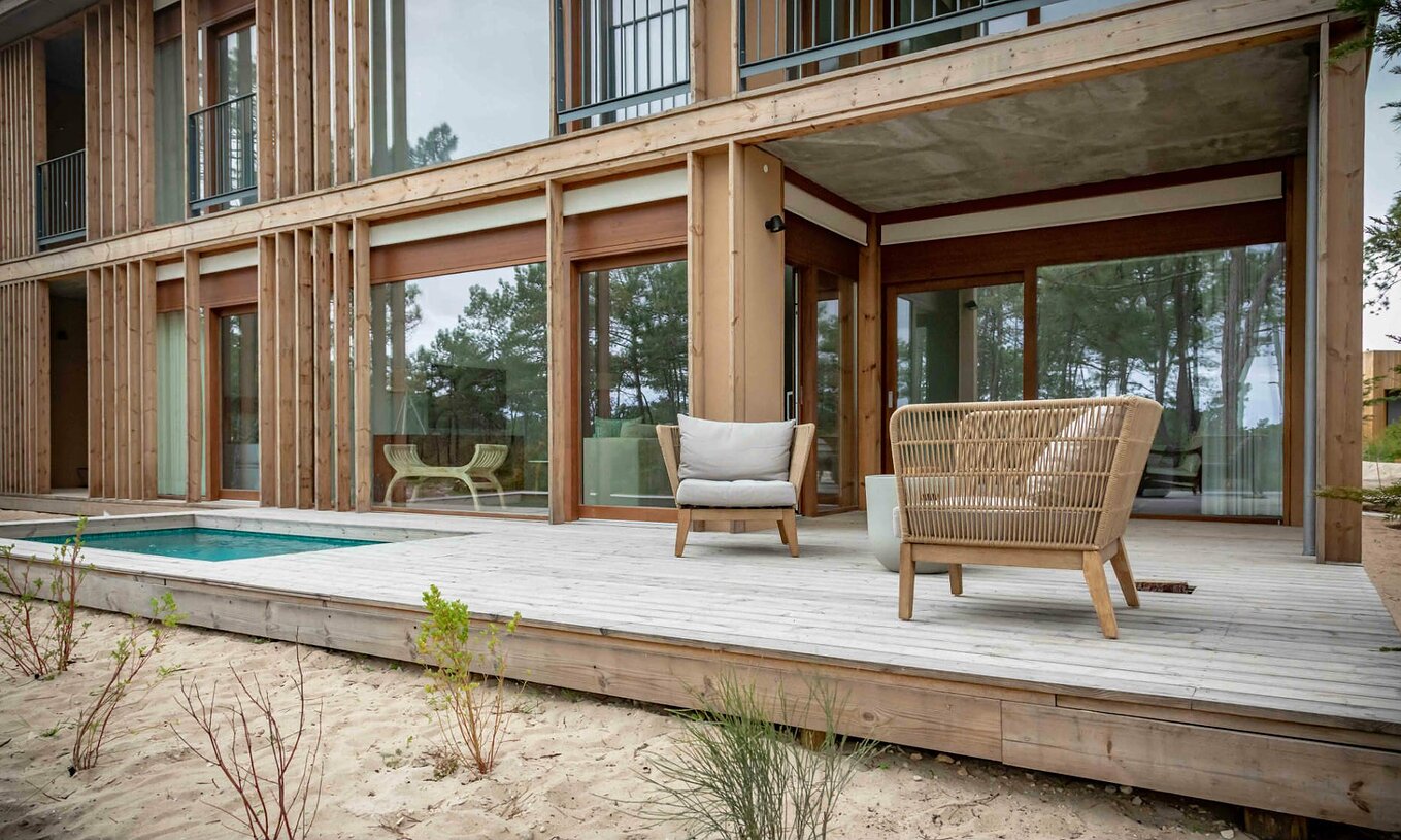 El Apartamento Eco Village Planta Baja Vistas del Pestana Tróia Eco Resort tiene una terraza con piscina y dos sillas