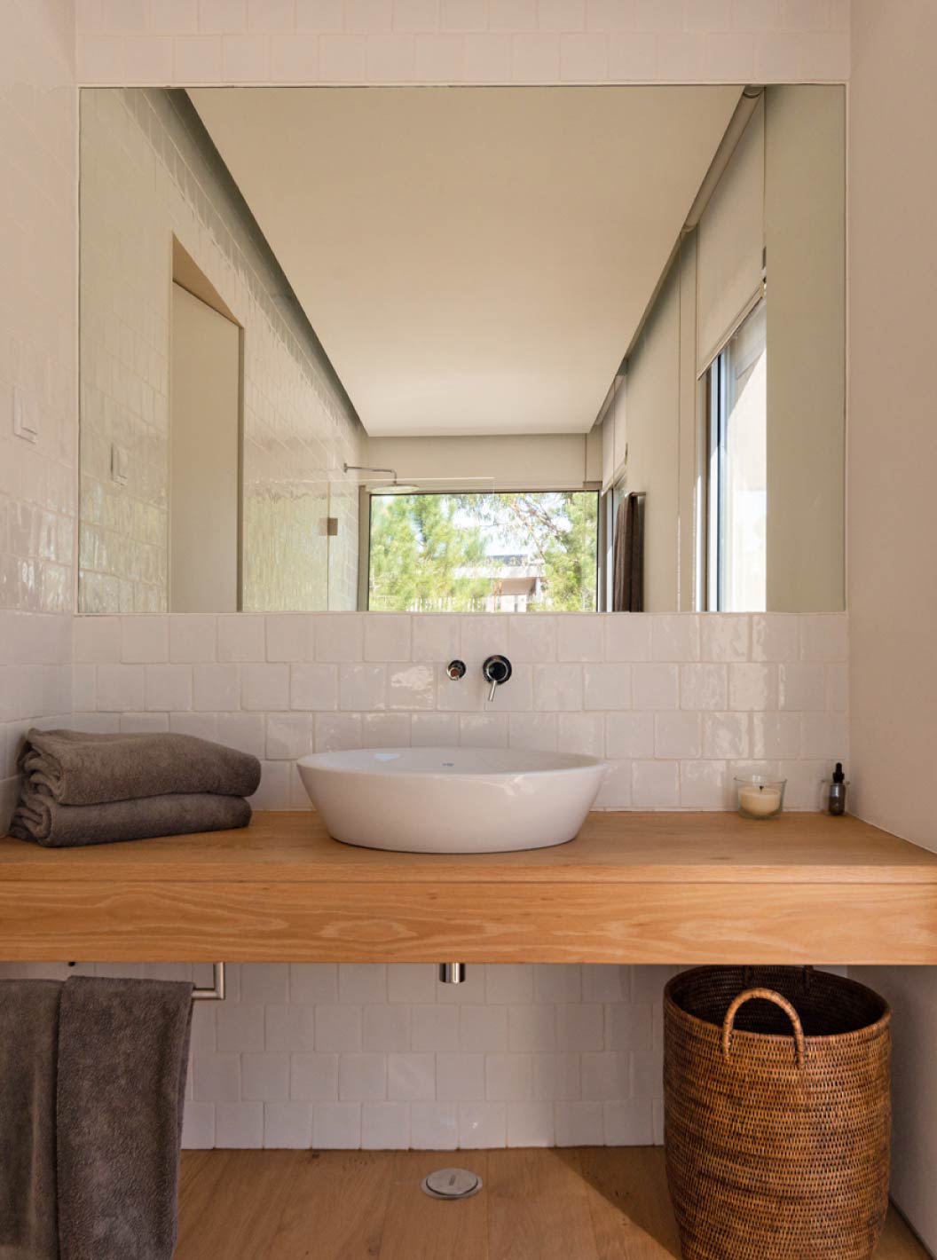 La villa exclusiva con piscina del Pestana Tróia Eco Resort tiene un baño con lavabo, encimera de madera y espejo